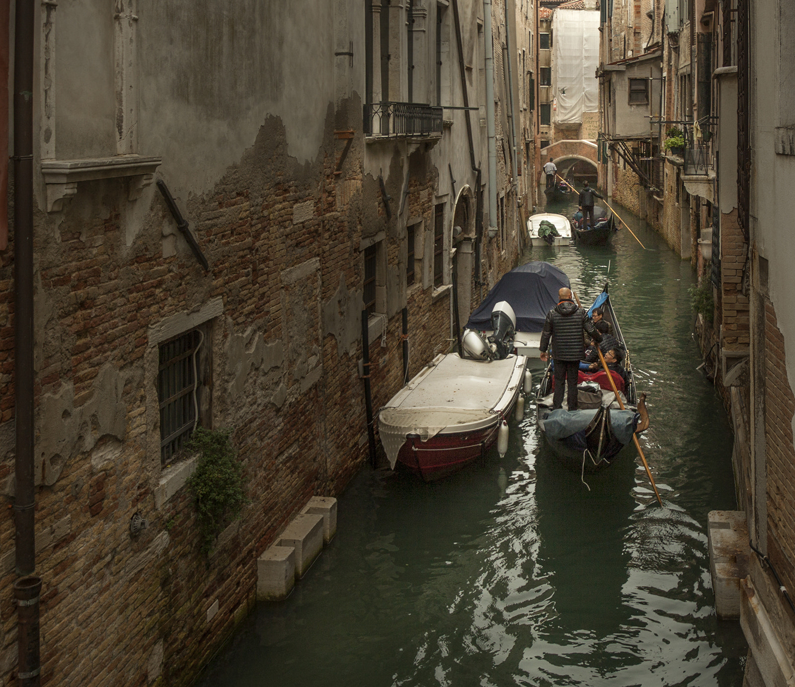 Sigma 10-20mm F3.5 EX DC HSM sample photo. Tight canal photography