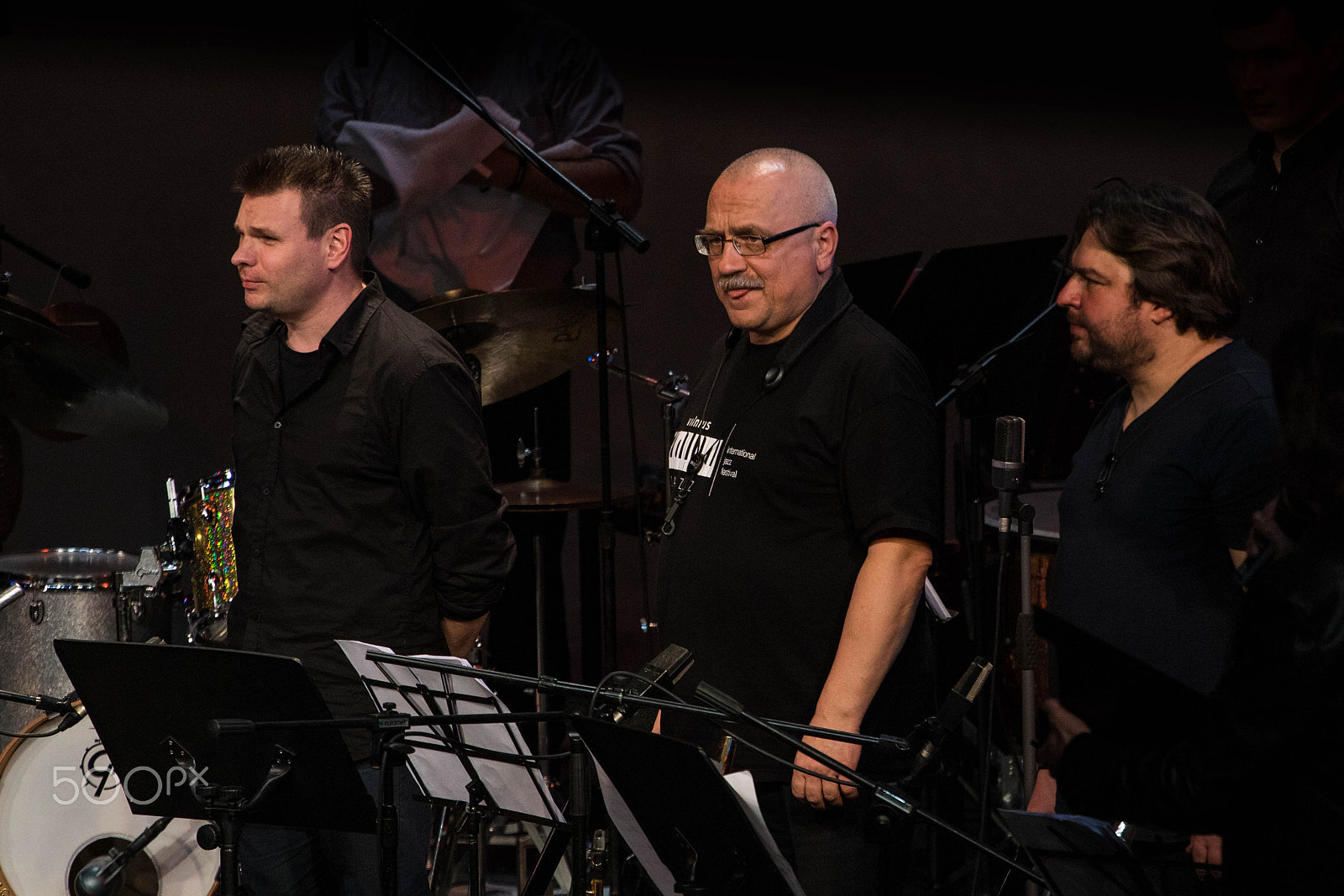 Canon EOS 760D (EOS Rebel T6s / EOS 8000D) + Canon EF 70-200mm F4L USM sample photo. Musicians prank photography