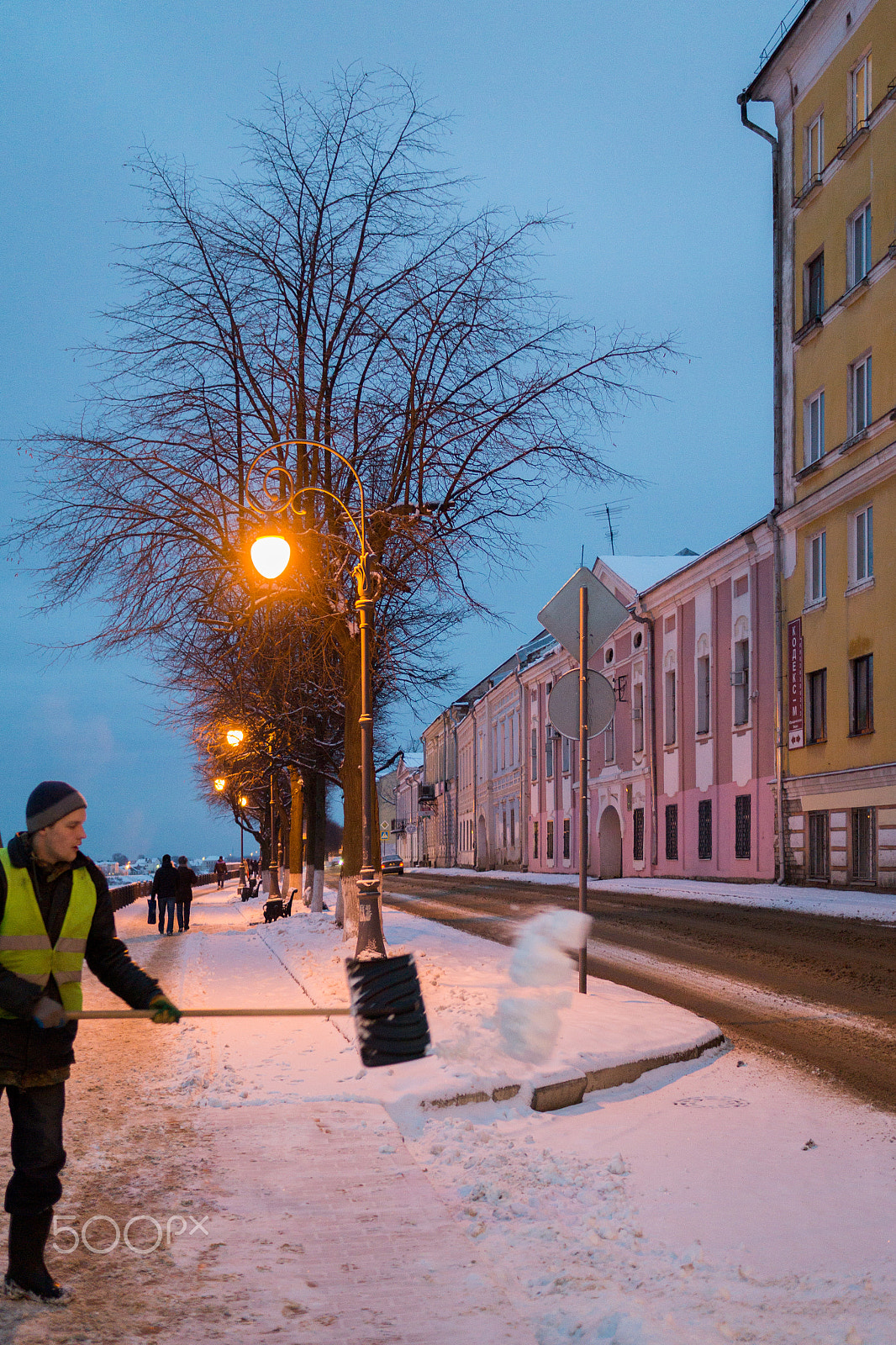 Sony Alpha a5000 (ILCE 5000) + Sony Sonnar T* E 24mm F1.8 ZA sample photo. Winter, morning, lamp, snow photography