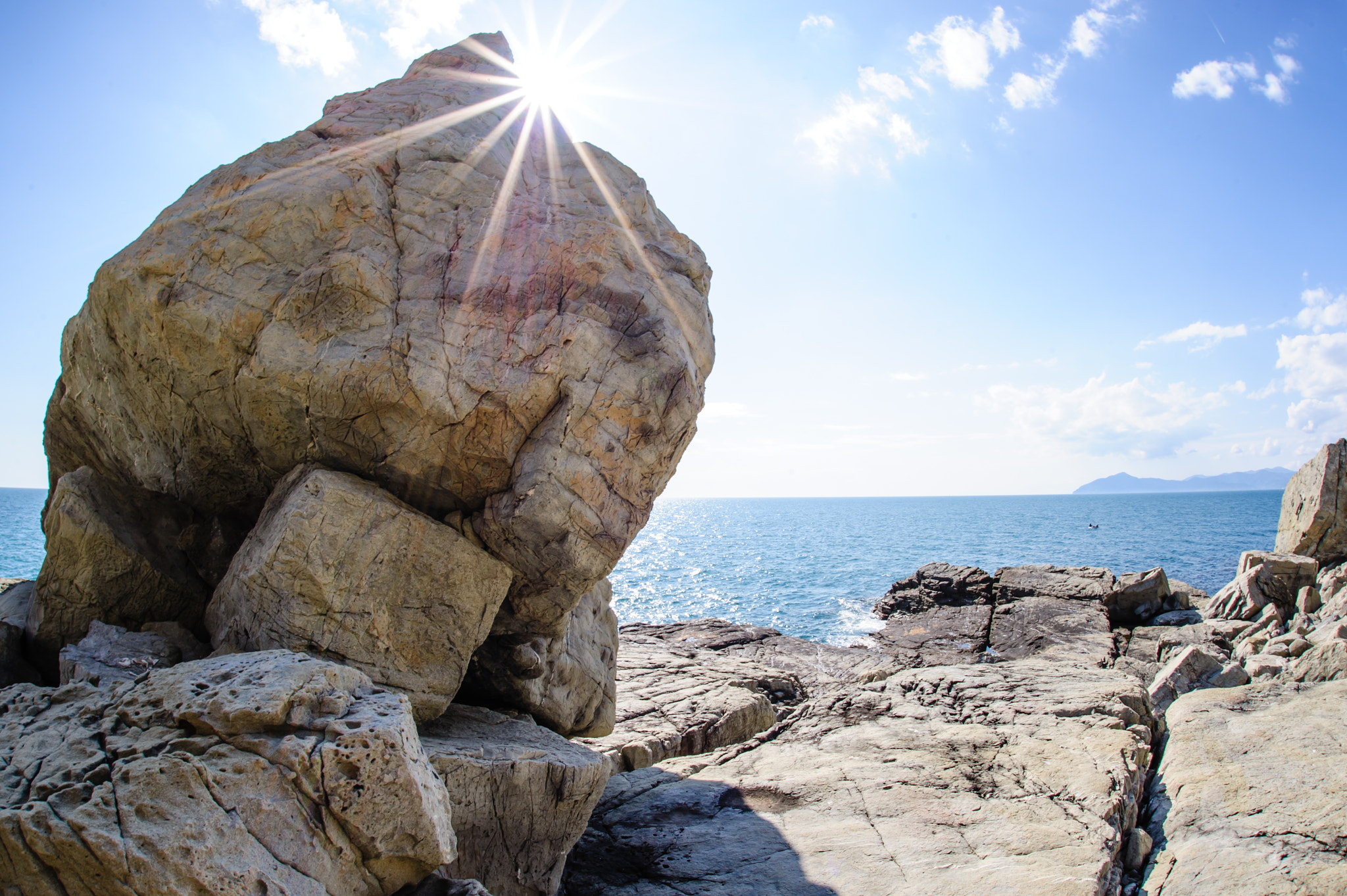 Nikon D700 + Sigma 15mm F2.8 EX DG Diagonal Fisheye sample photo. Punta manara rock photography