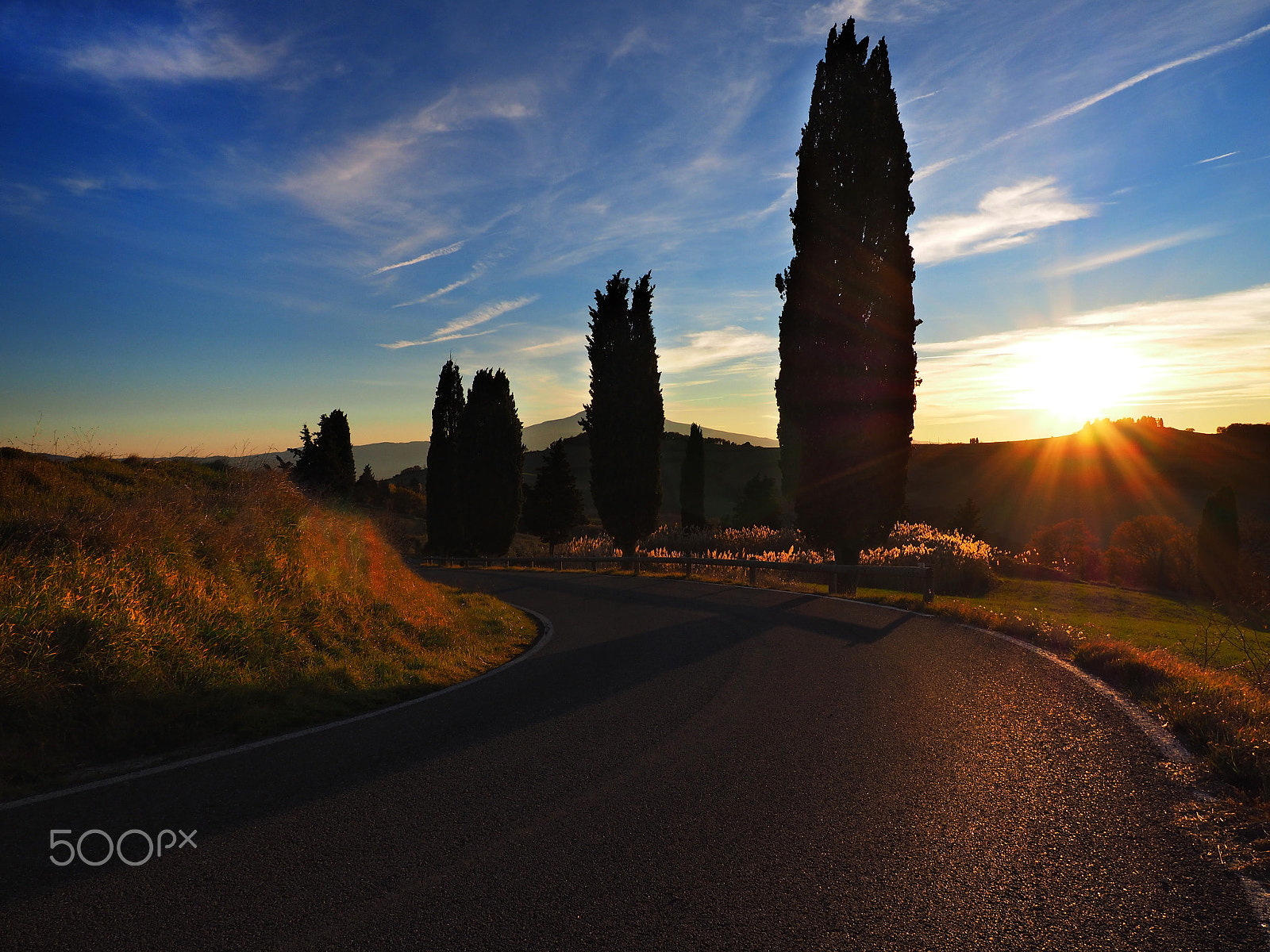 Olympus OM-D E-M1 + Panasonic Lumix G X Vario 12-35mm F2.8 ASPH Power OIS sample photo. Sunset in val d'orcia photography