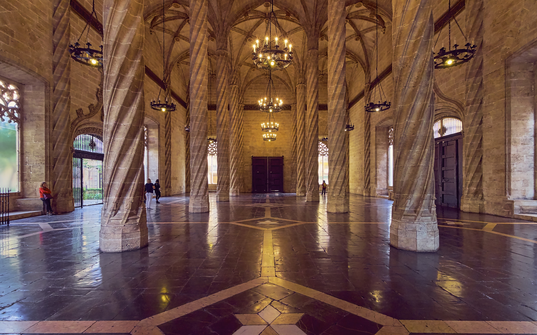 Fujifilm X-T1 + Tokina AT-X Pro 11-16mm F2.8 DX II sample photo. Sala de contratación - lonja de la seda de valencia photography