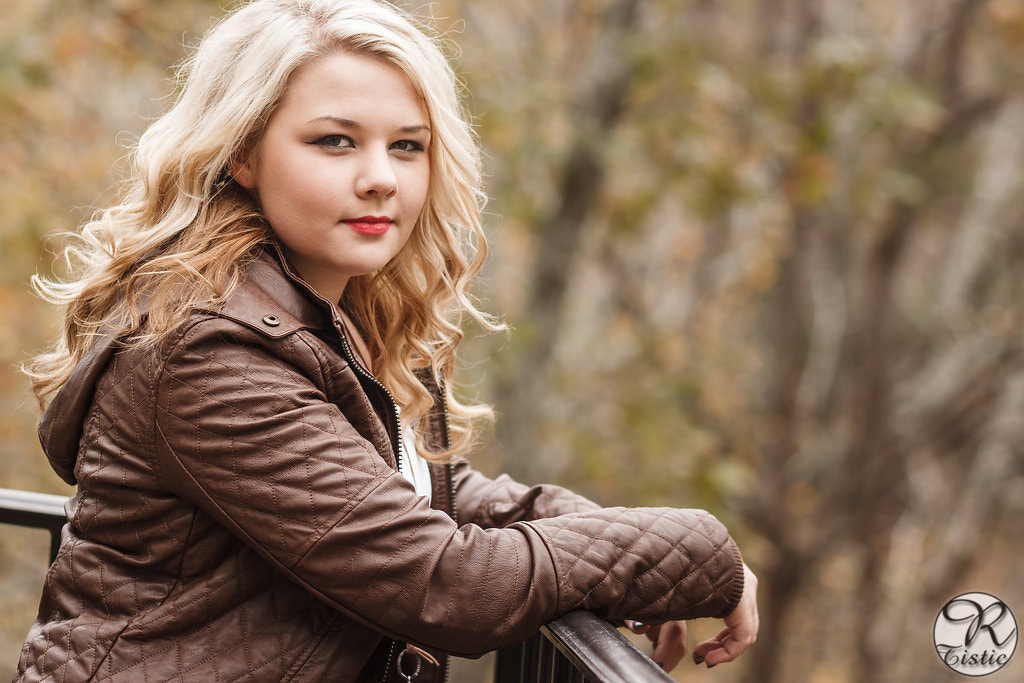 Canon EOS 500D (EOS Rebel T1i / EOS Kiss X3) sample photo. Red lips and a brown jacket photography