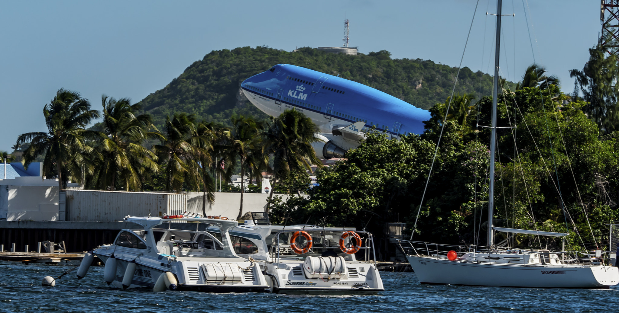 Panasonic Lumix DMC-GX8 + Olympus M.Zuiko Digital ED 40-150mm F2.8 Pro sample photo. 747-400 takeoff photography