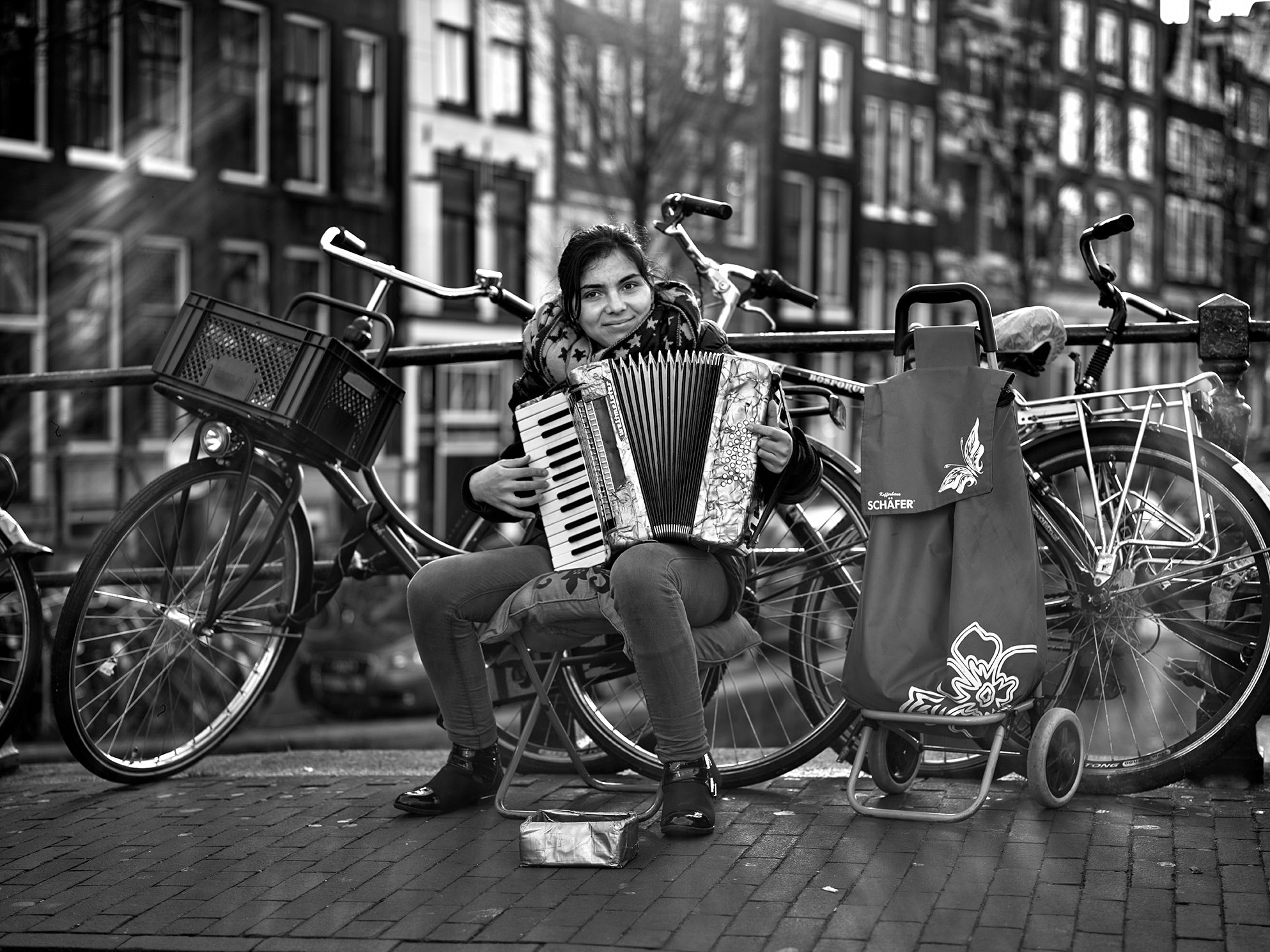 Phase One IQ250 sample photo. Street musician photography