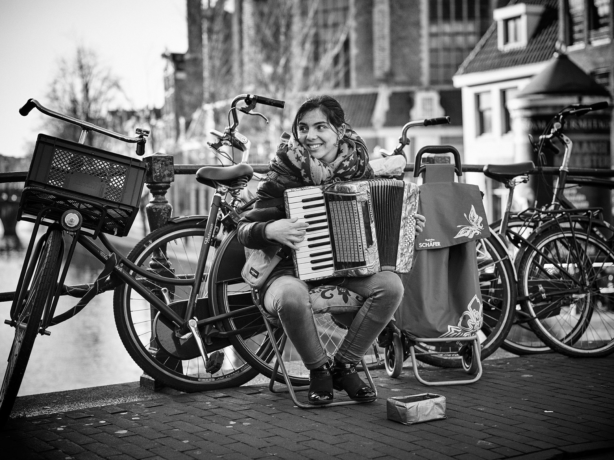 Phase One IQ250 sample photo. Street musician photography