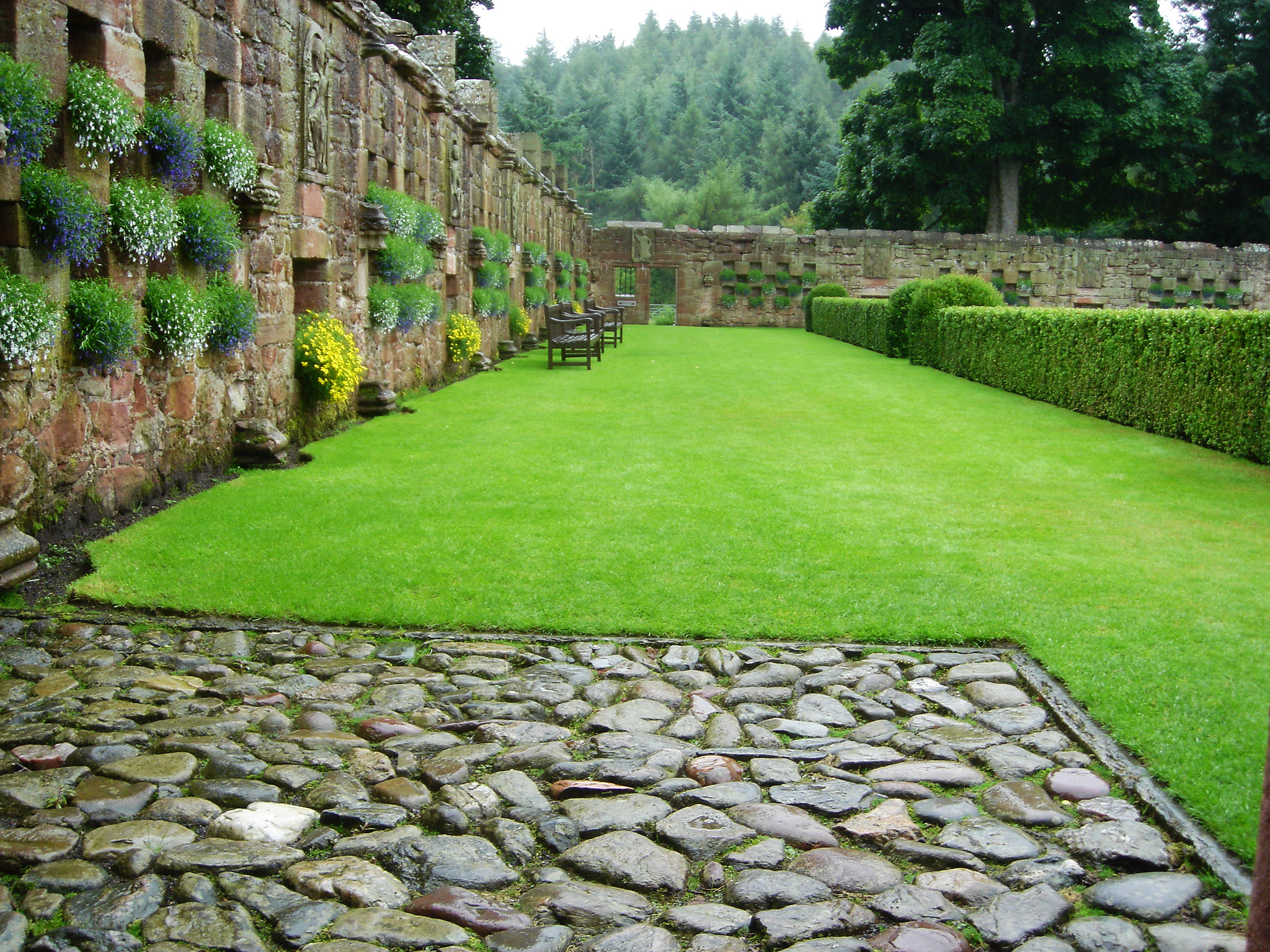 Sony DSC-T1 sample photo. Scottish castle garden photography