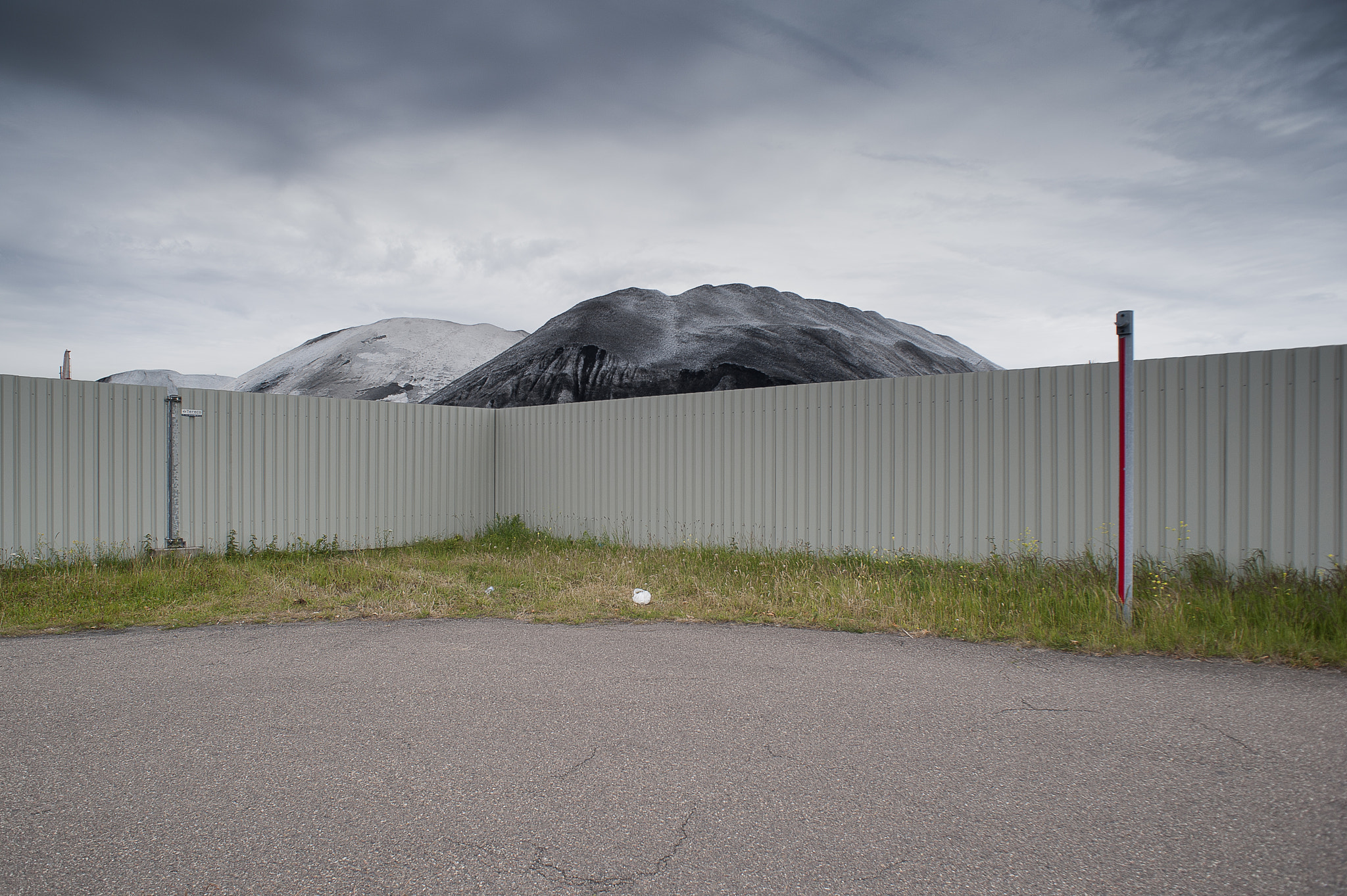 Nikon D700 + AF Nikkor 20mm f/2.8 sample photo. Europoort #4874 photography
