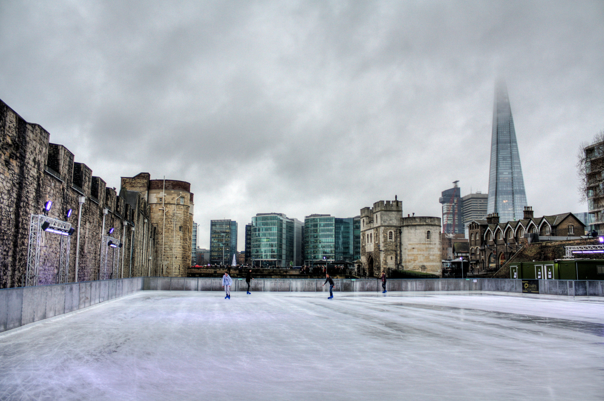 Canon EOS 450D (EOS Rebel XSi / EOS Kiss X2) + Canon EF-S 18-55mm F3.5-5.6 III sample photo. Tower of london ice rink day photography