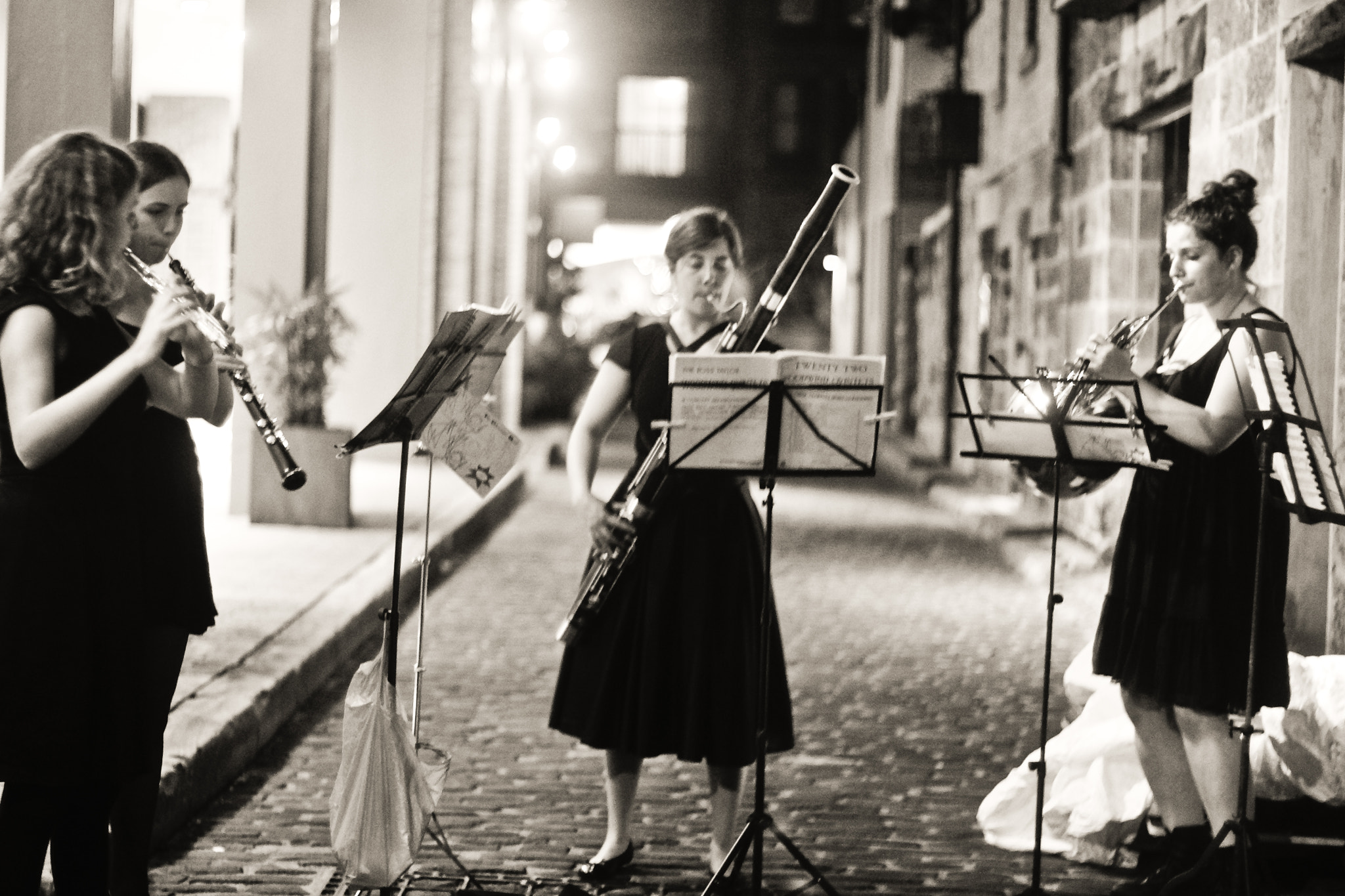 Sony SLT-A77 + Minolta AF 50mm F1.4 [New] sample photo. Musica en el callejón photography