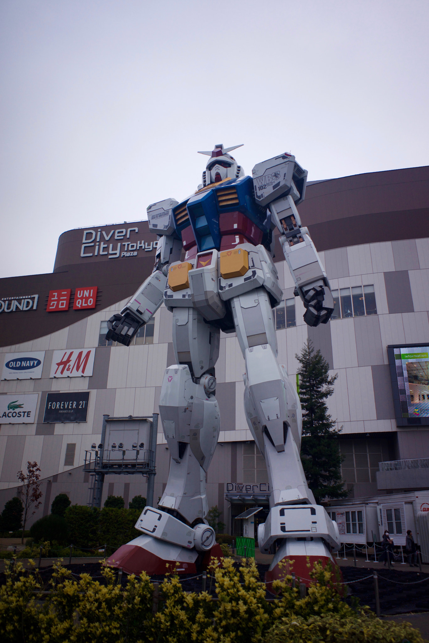 Sony a7R + Sony FE 28mm F2 sample photo. Gundam photography