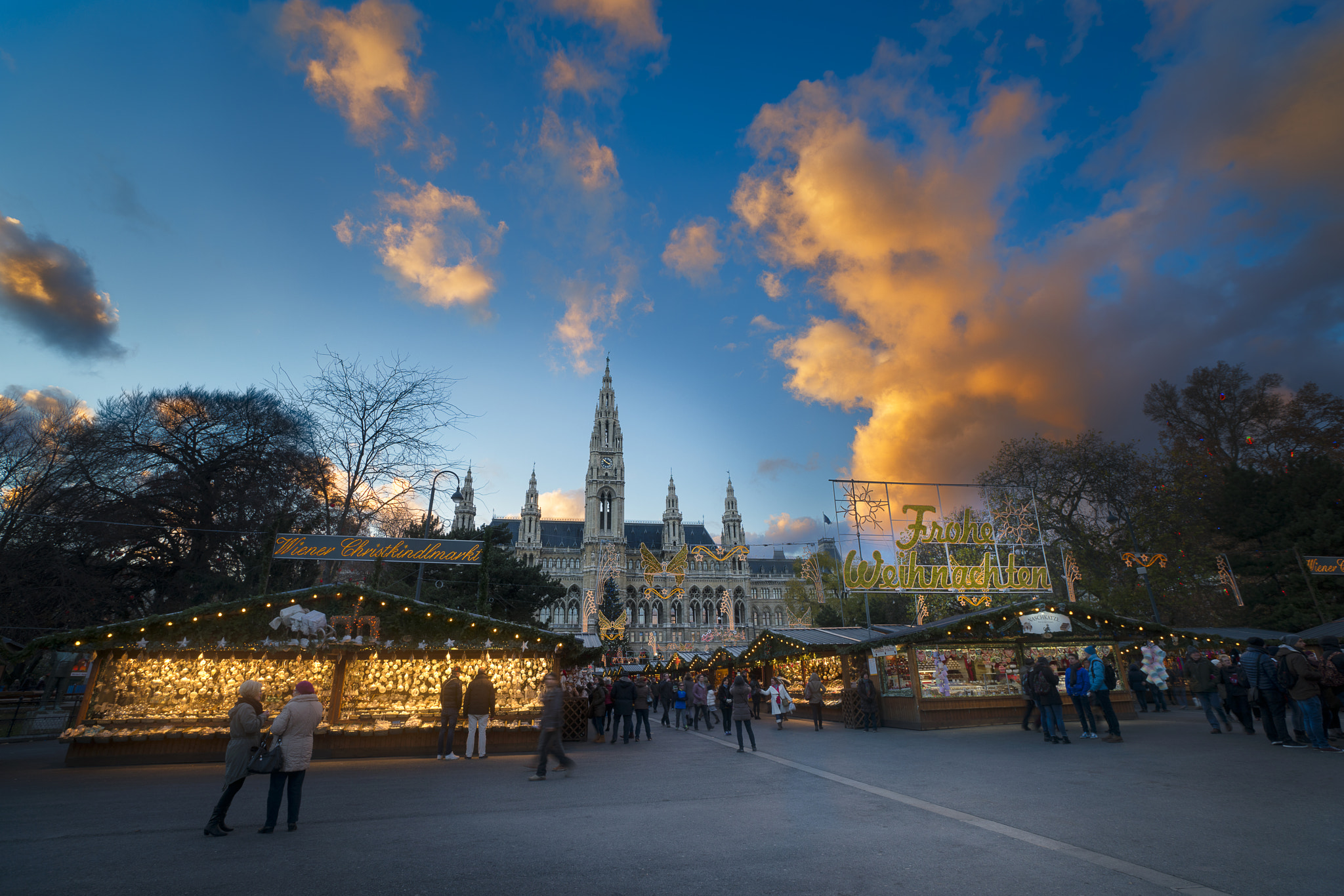 Sony a7R II + Sony Vario-Sonnar T* 16-35mm F2.8 ZA SSM sample photo. Sunset at rathausplatz photography