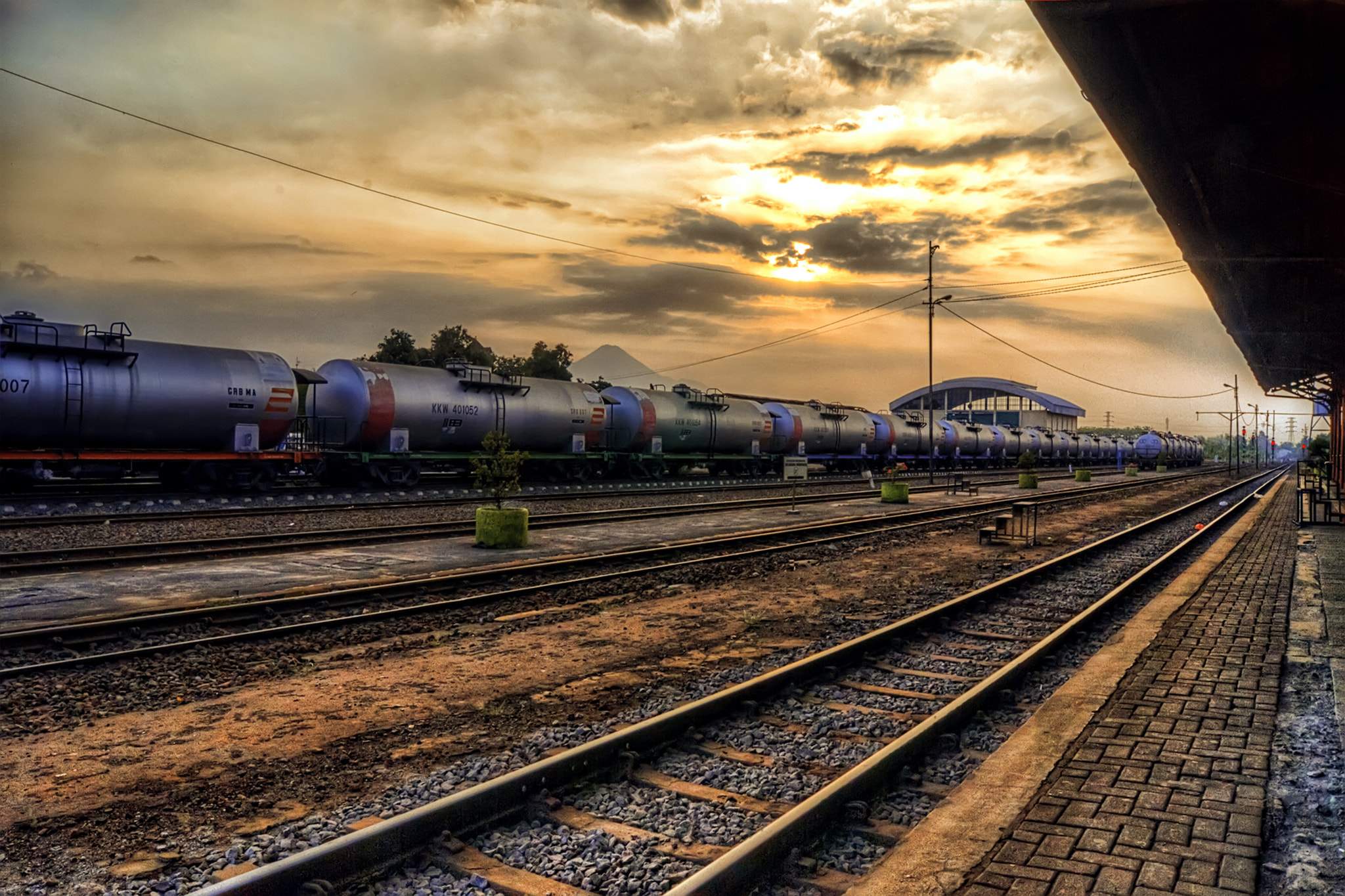 Sony Alpha DSLR-A560 sample photo. Senja di stasiun bangil photography