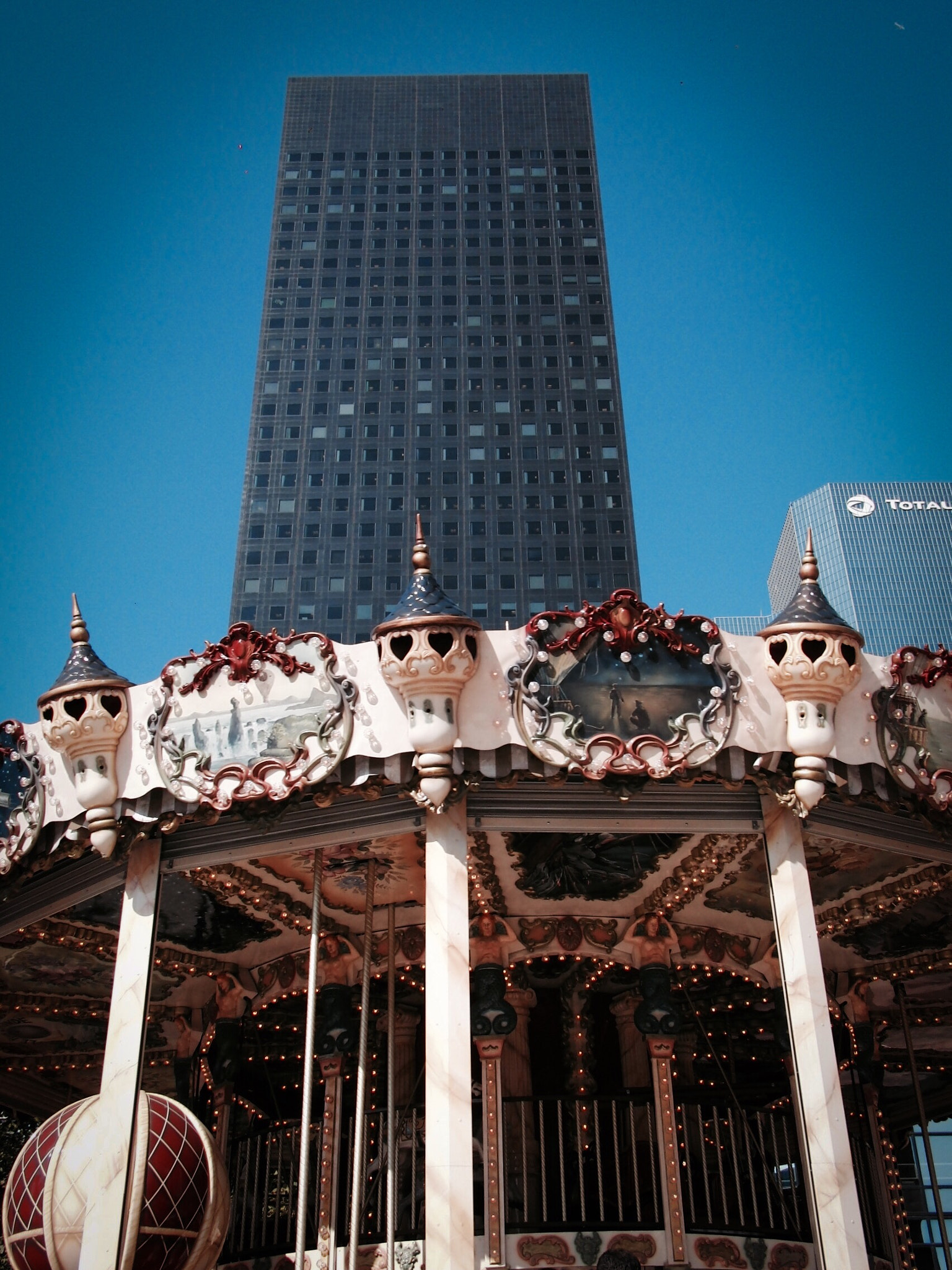CASIO EX-F1 sample photo. Edificio y carrusel en la defence, parís. photography