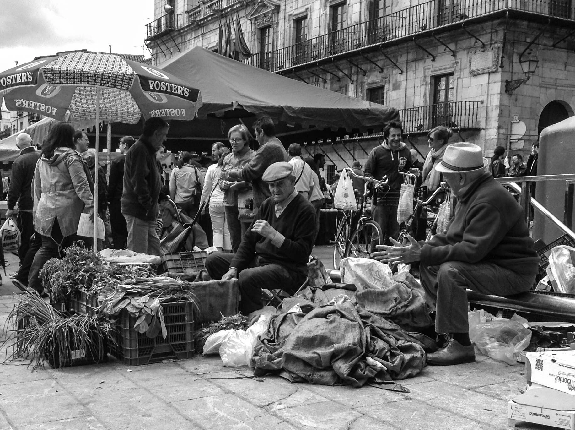 iPad mini back camera 3.3mm f/2.4 sample photo. Sunday's market photography
