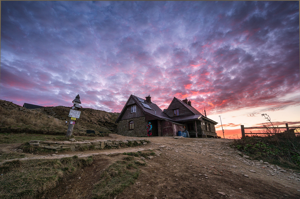 Sony Alpha NEX-5N + Sony E 10-18mm F4 OSS sample photo. Chatka puchatka w niebianskim ogniu photography