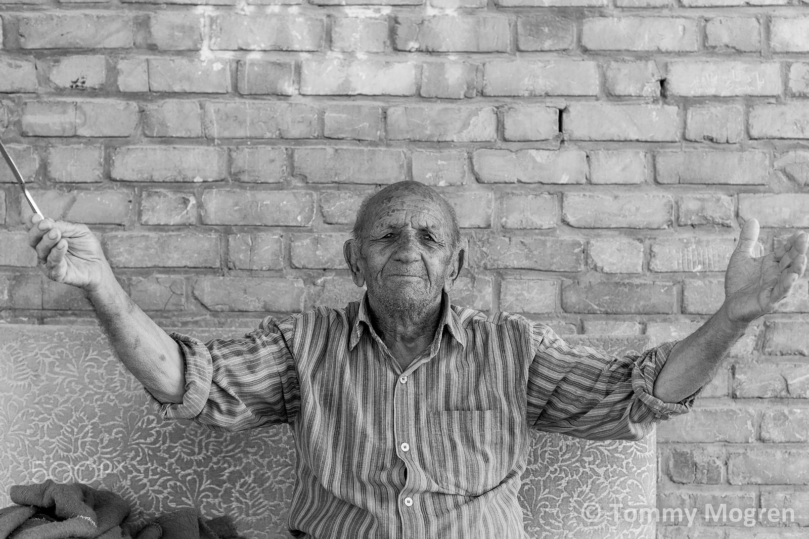 Canon EOS-1D Mark II sample photo. Gentle man with open arms photography