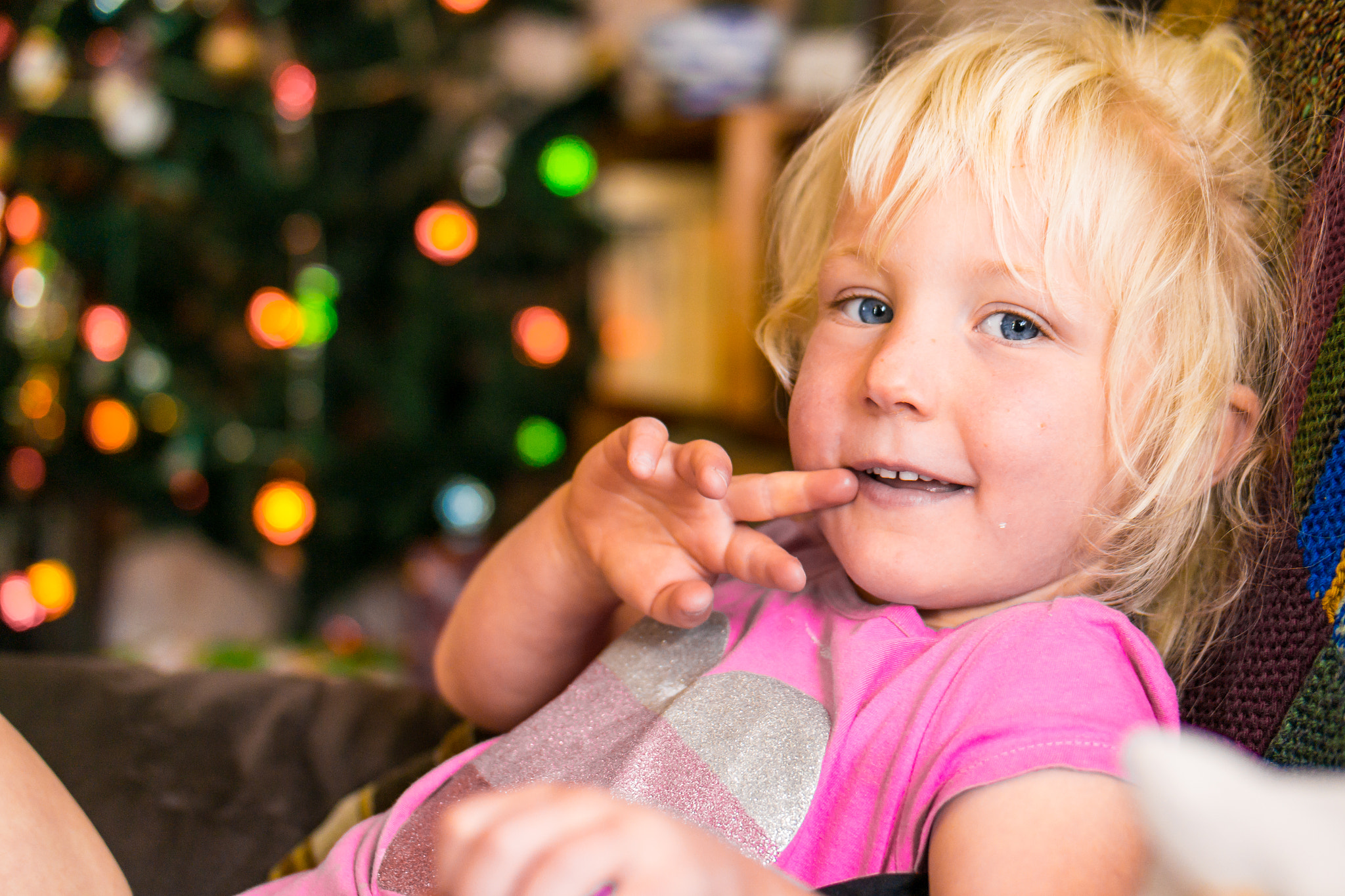 Samsung NX300 + NX 45mm F1.8 [T6] 2D/3D sample photo. Cheeky girl photography