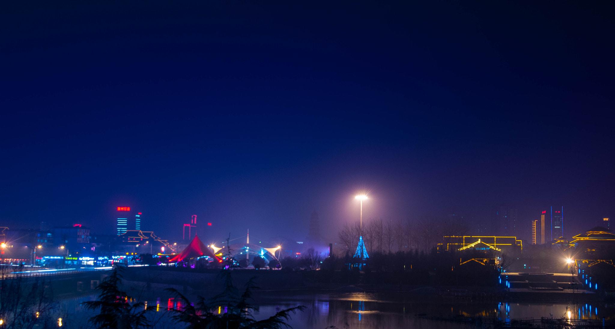 Nikon AF Nikkor 24-85mm F2.8-4D IF sample photo. 夜晚的广场 photography