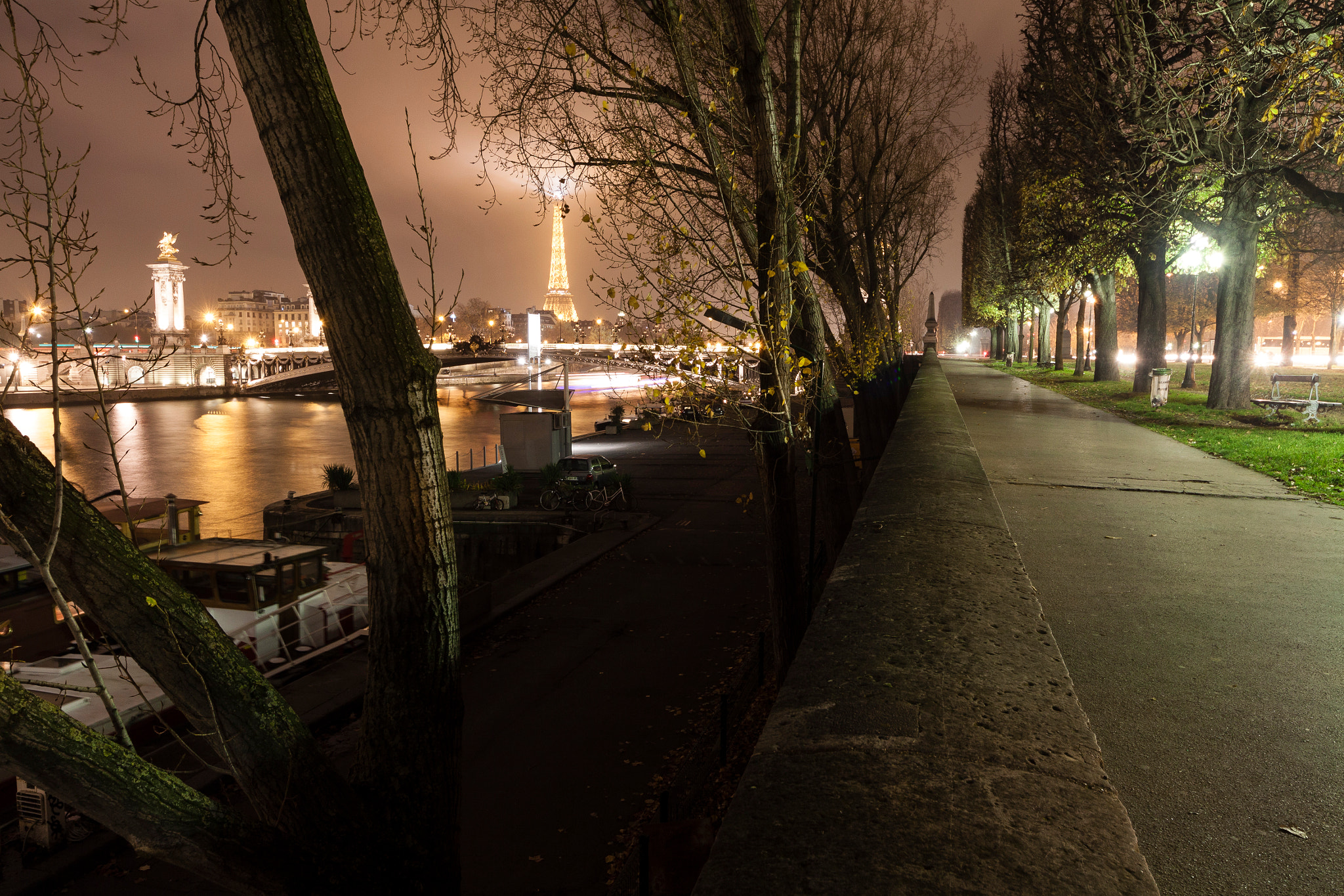 Sigma 8-16mm F4.5-5.6 DC HSM sample photo. Cours la reine photography