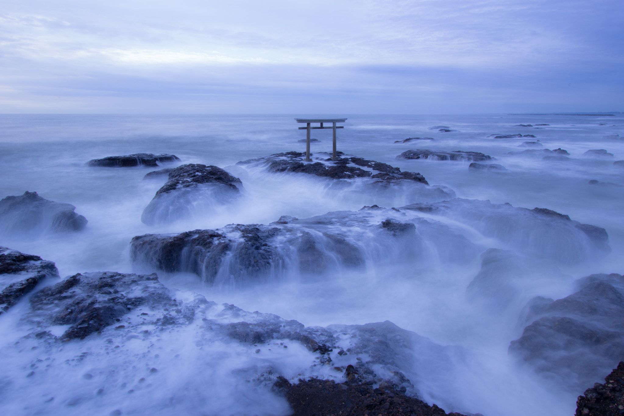 Canon EOS 100D (EOS Rebel SL1 / EOS Kiss X7) sample photo. Heavy waves surrounded the gate. photography