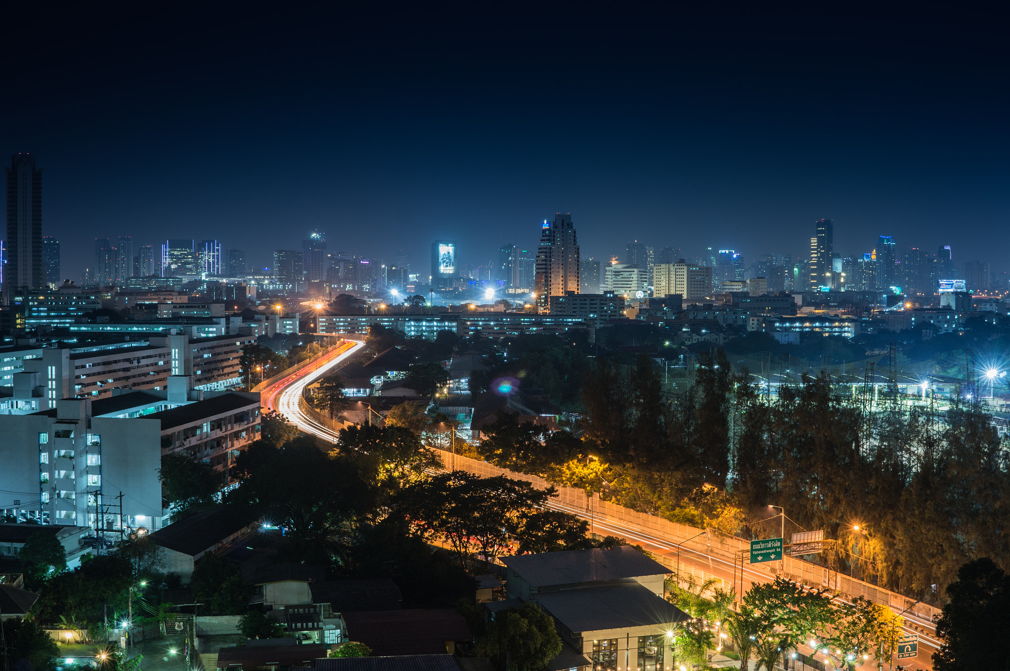 Sony Alpha NEX-6 + Minolta AF 28mm F2 sample photo. Night in bangkok photography