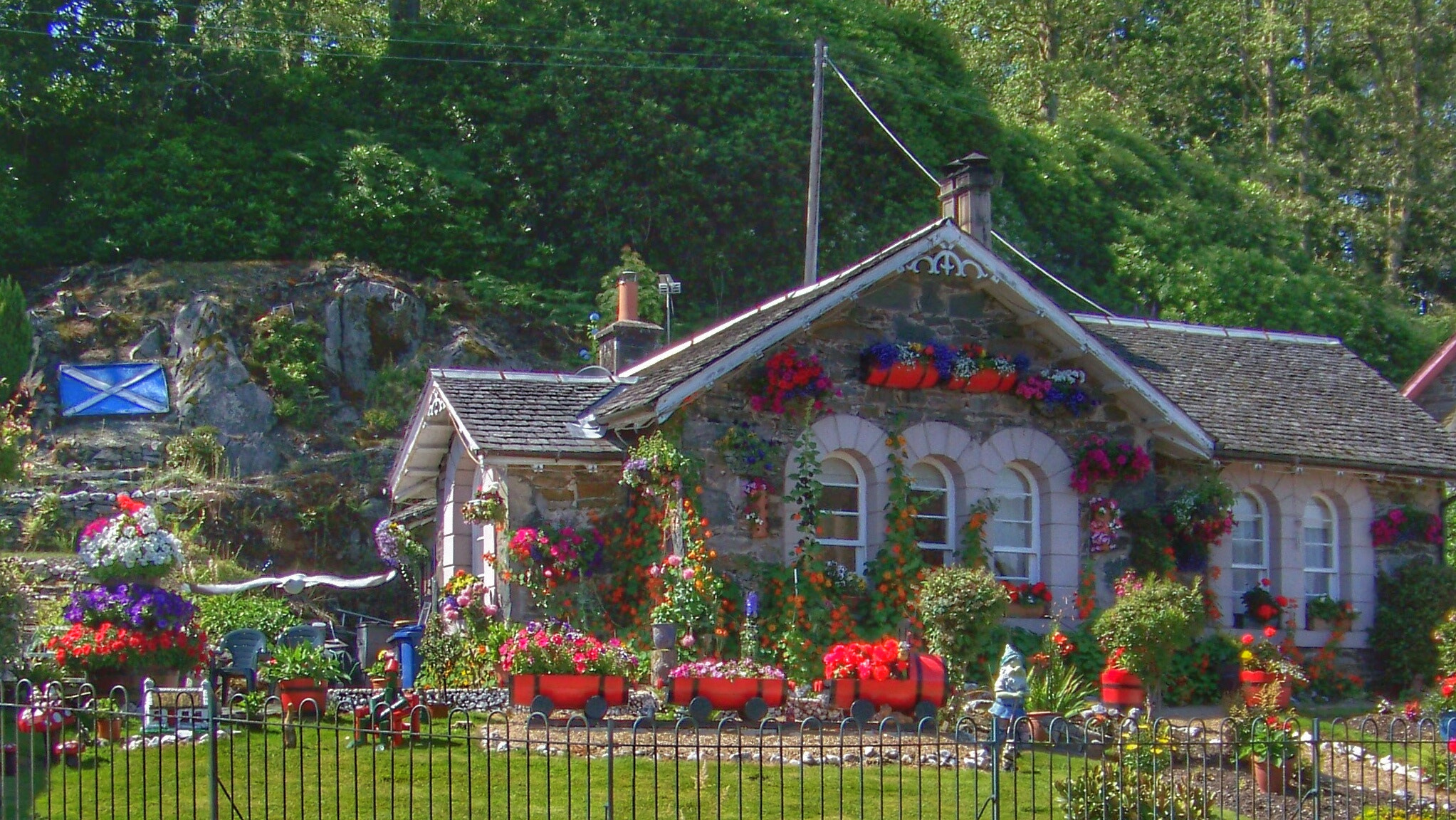 Kodak Z812 IS ZOOM DIGITAL CAMERA sample photo. Flower's house in loch lomond photography
