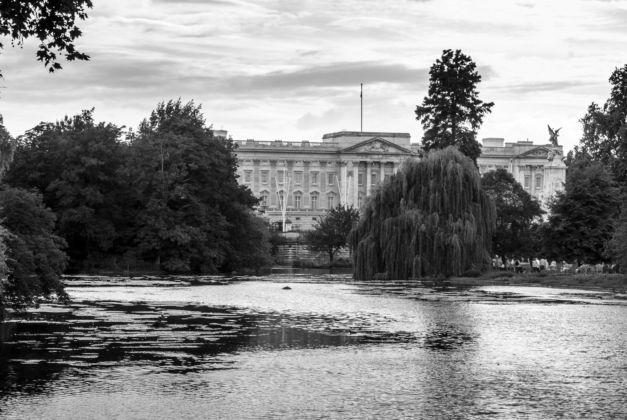 Sony Alpha DSLR-A300 + 35-70mm F4 sample photo. Buckingham palace from st. james park photography