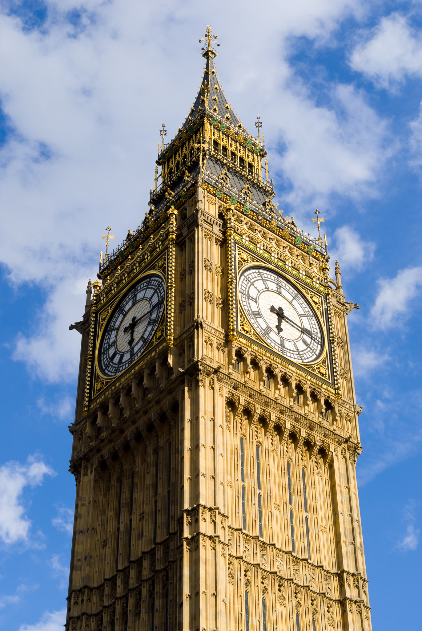 Sony Alpha DSLR-A300 + 35-70mm F4 sample photo. Big ben and clouds photography