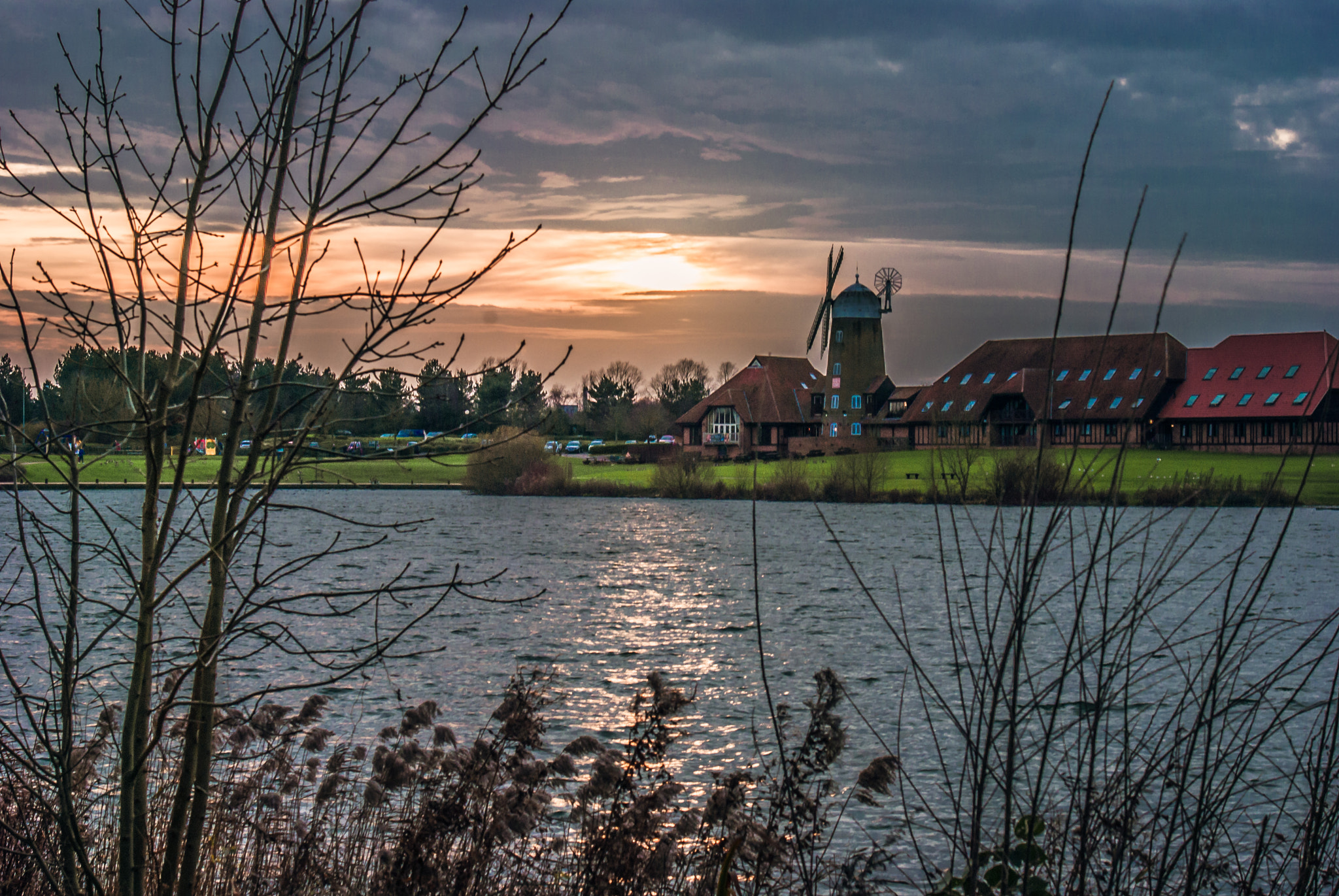 AF Zoom-Nikkor 28-100mm f/3.5-5.6G sample photo. Caldecotte lake photography