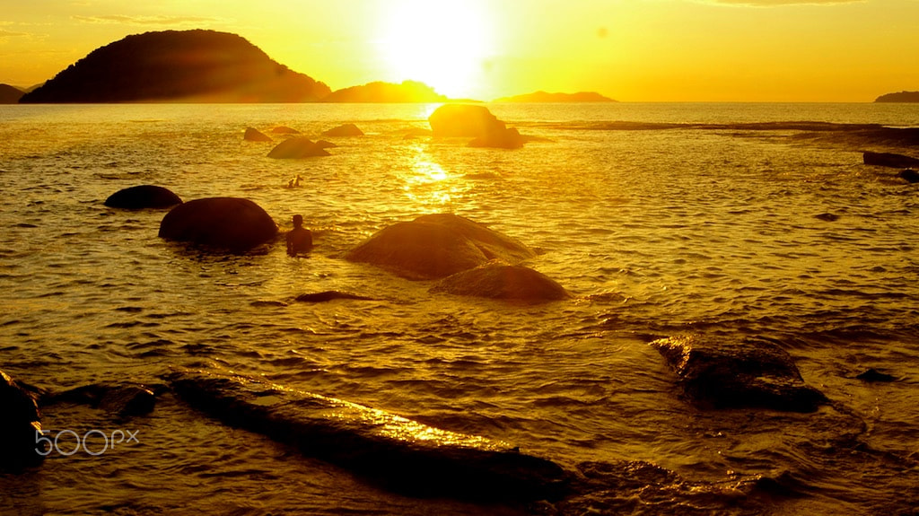 Sony DT 18-55mm F3.5-5.6 SAM II sample photo. Swimming sunrise photography
