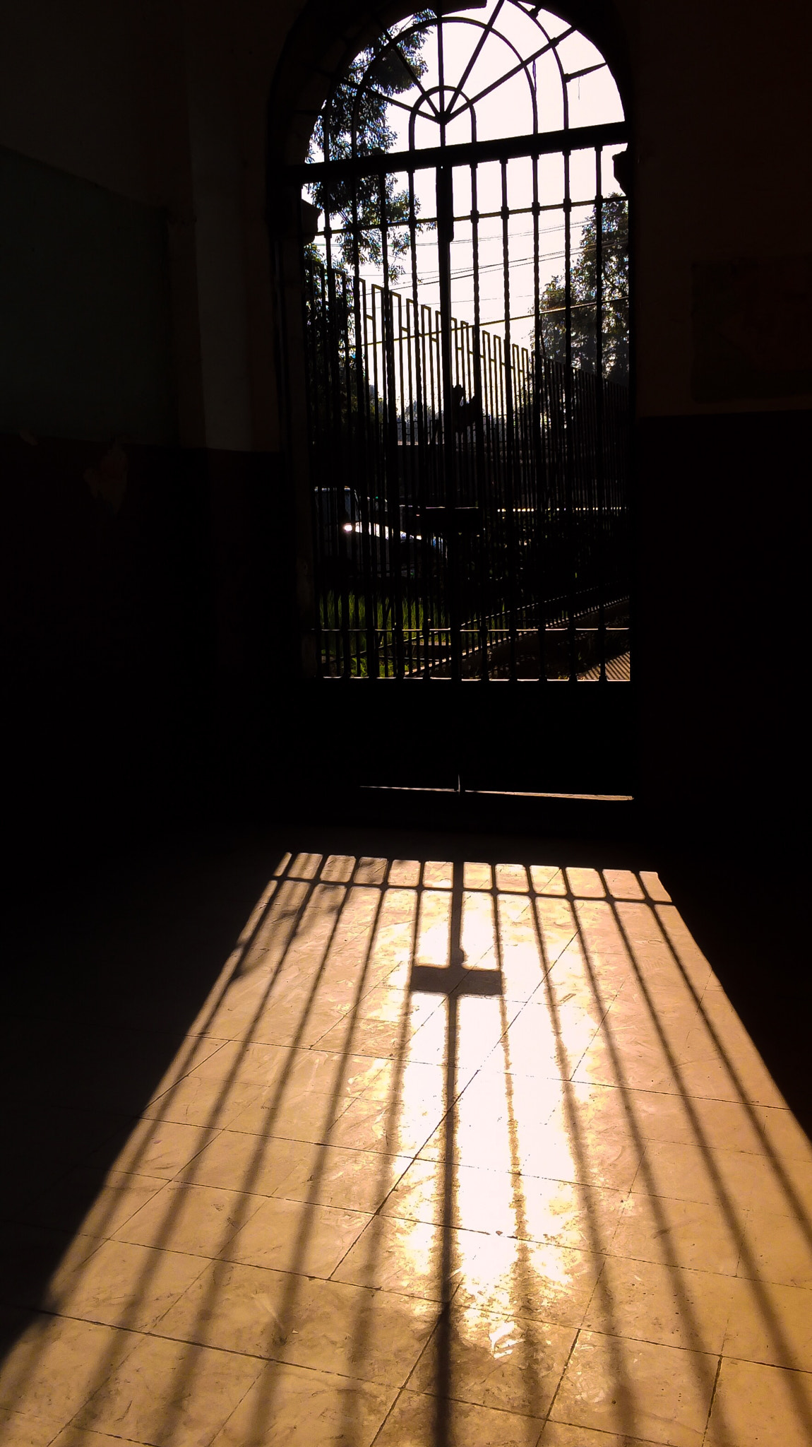 Jag.gr 645 PRO Mk III for Apple iPhone 5s sample photo. Ni importa por dónde entre la luz: la luz es la luz. photography