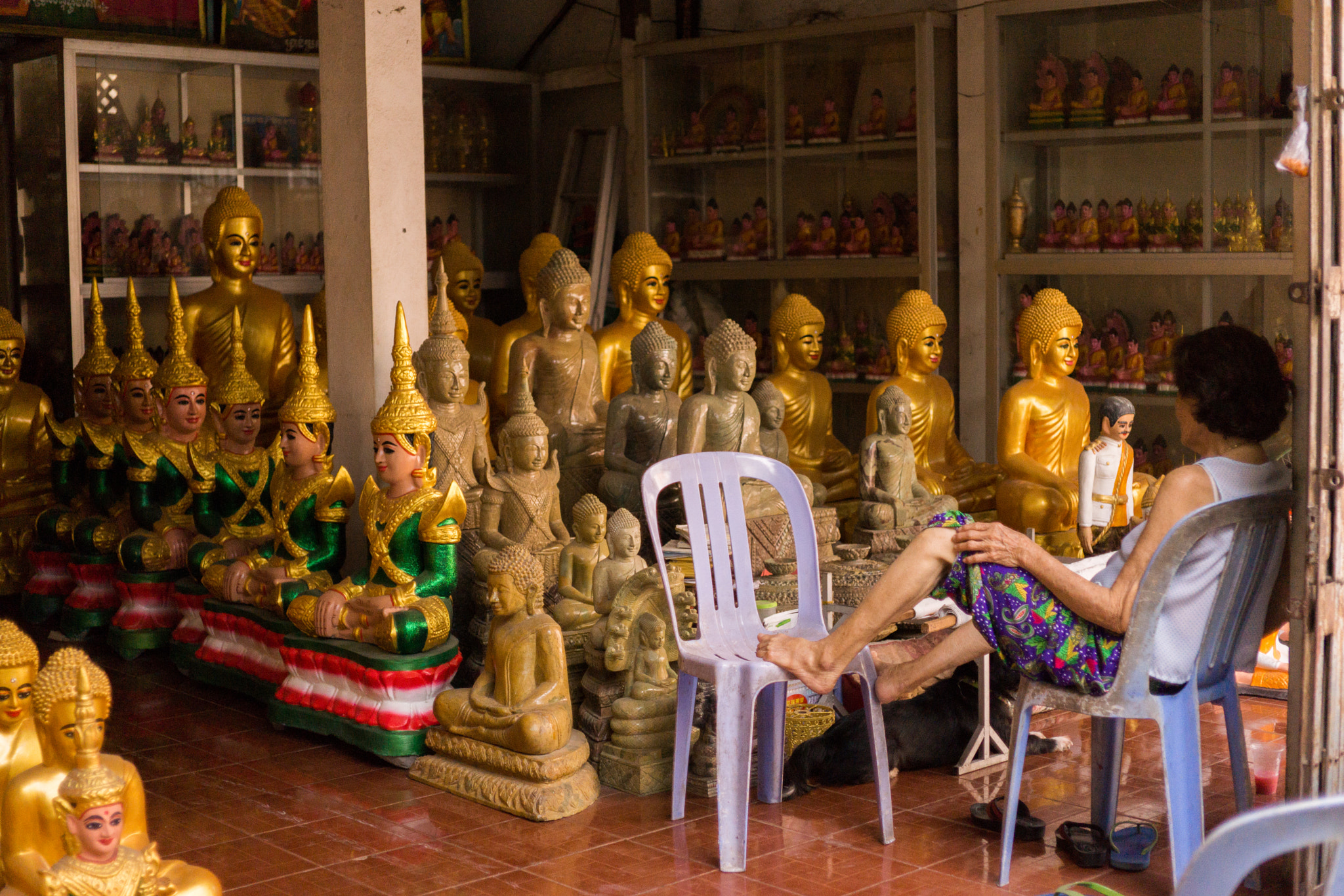 Sony Alpha NEX-7 + E 32mm F1.8 sample photo. Budha's shop photography