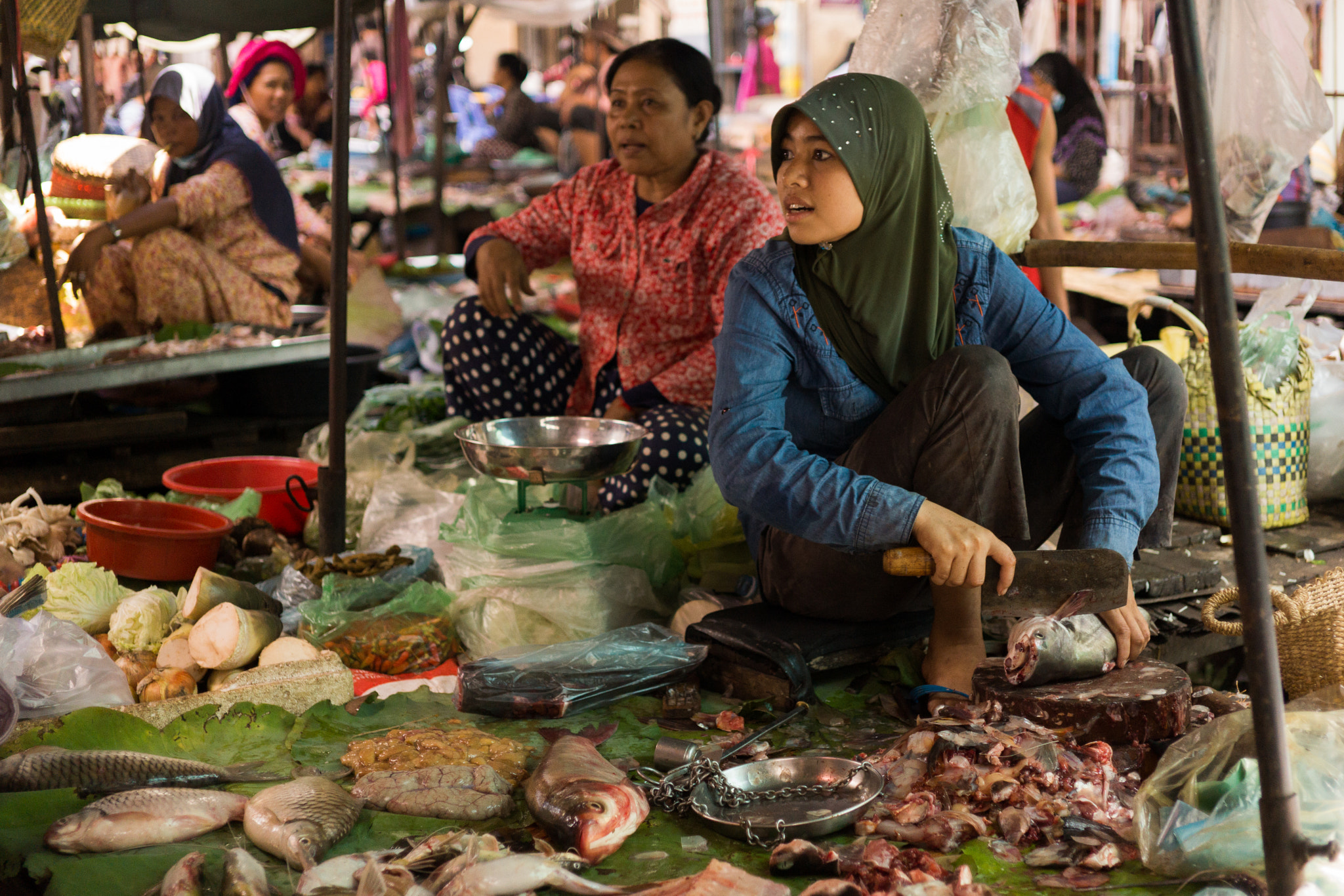 Sony Alpha NEX-7 + E 32mm F1.8 sample photo. Fish seller photography