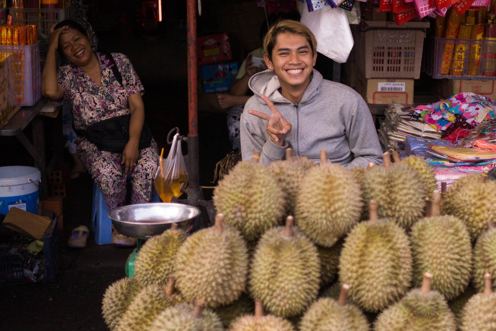 Sony Alpha NEX-7 + E 32mm F1.8 sample photo. Durian seller photography