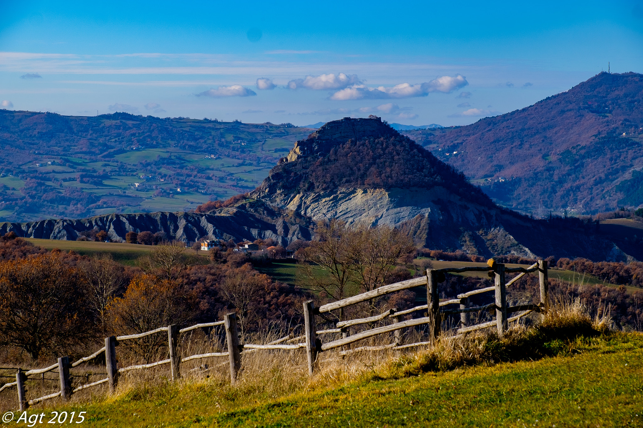 Fujifilm X-E2 + Fujifilm XF 18-135mm F3.5-5.6 R LM OIS WR sample photo. Montefeltro's hills photography