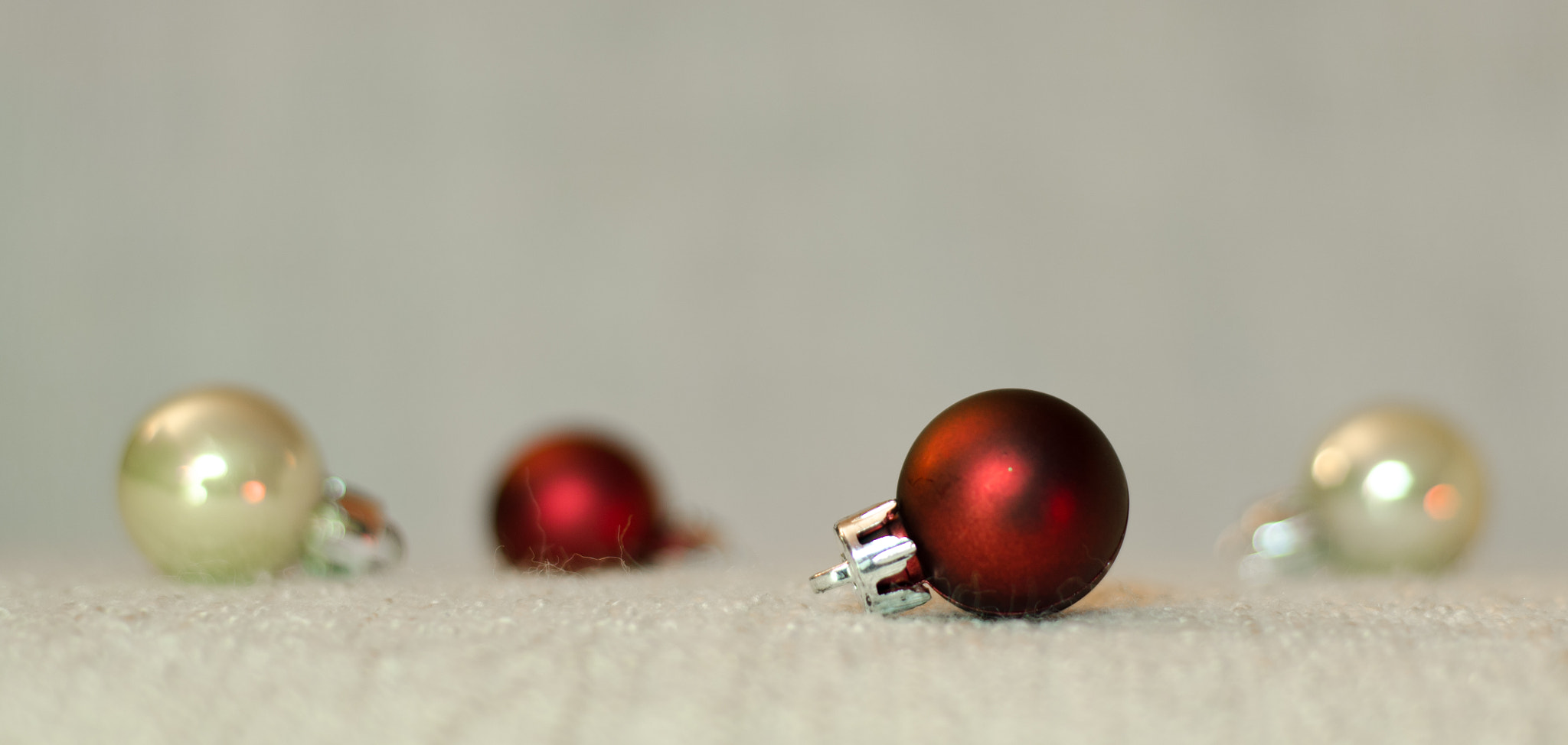 Nikon D5100 + Nikon AF Nikkor 50mm F1.8D sample photo. Gold and red christmas baubles photography