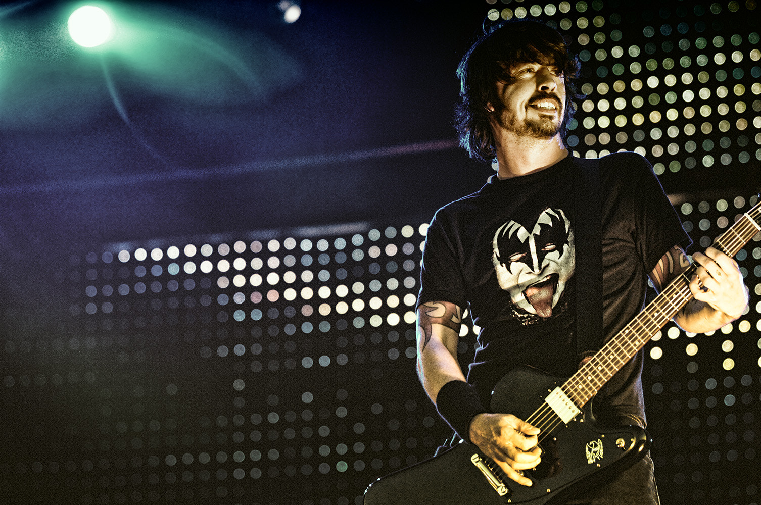 Nikon D2X + AF-S Zoom-Nikkor 80-200mm f/2.8D IF-ED sample photo. Dave grohl photography