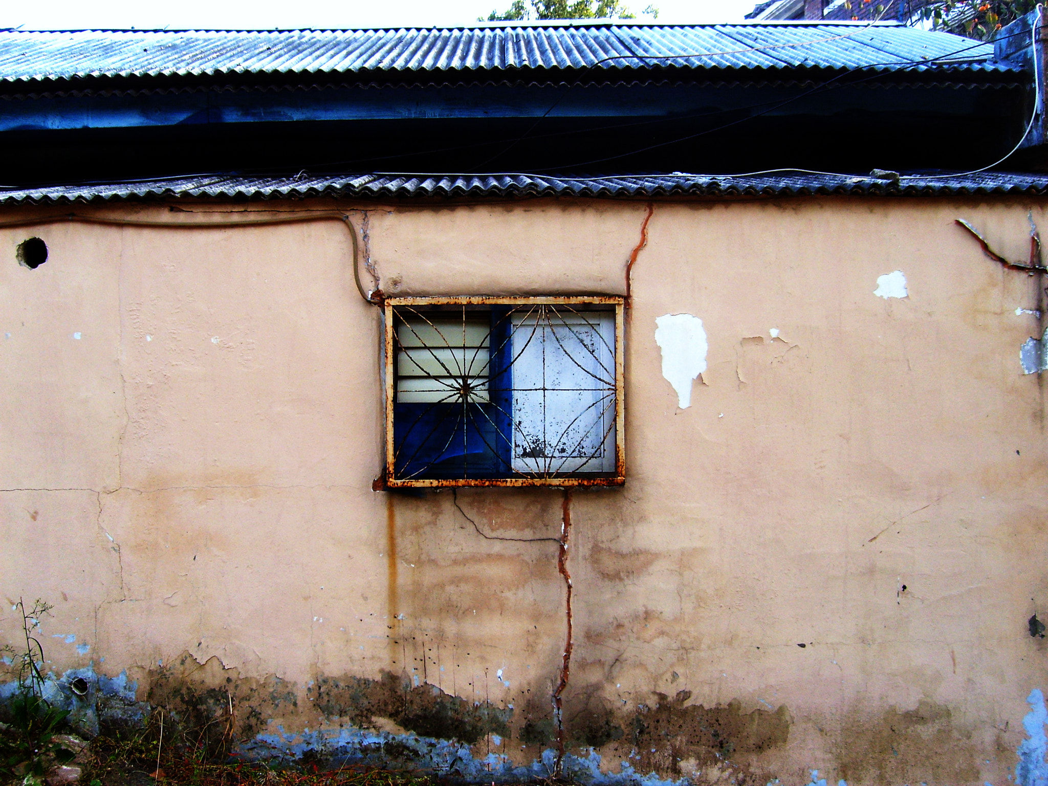Samsung Digimax L60 sample photo. Walls and windows photography