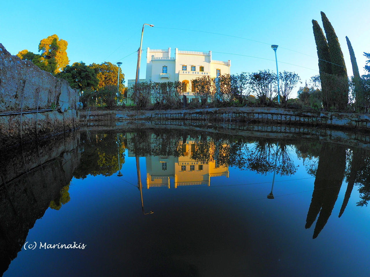 Olympus OM-D E-M1 + OLYMPUS M.8mm F1.8 sample photo. Reflection photography