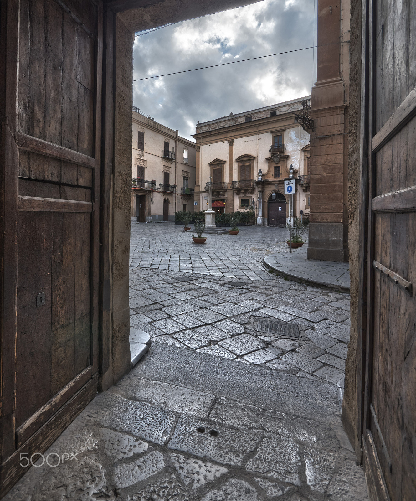 Panasonic Lumix DMC-GX8 + Panasonic Lumix G Vario 7-14mm F4 ASPH sample photo. Piazza croce dei vespri photography