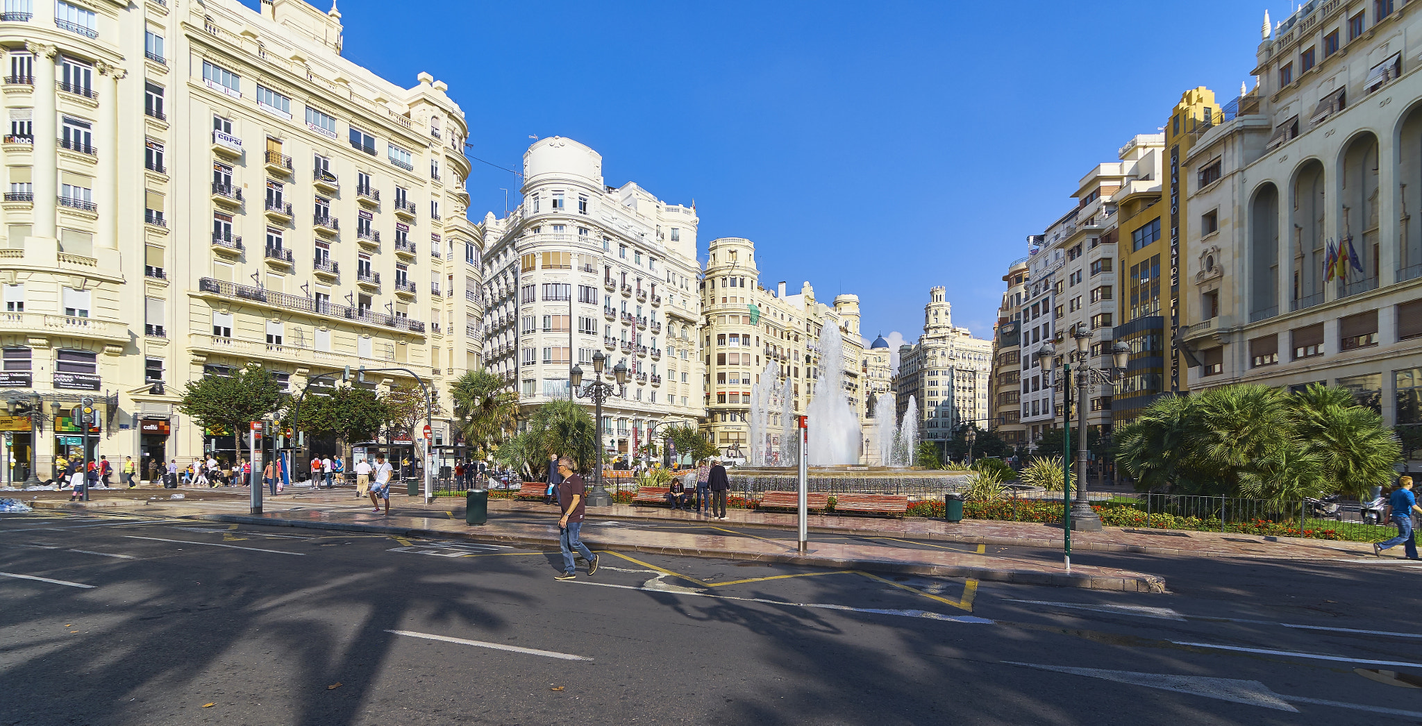 Fujifilm X-T1 + Tokina AT-X Pro 11-16mm F2.8 DX II sample photo. Plaza del ayuntamiento - valencia photography