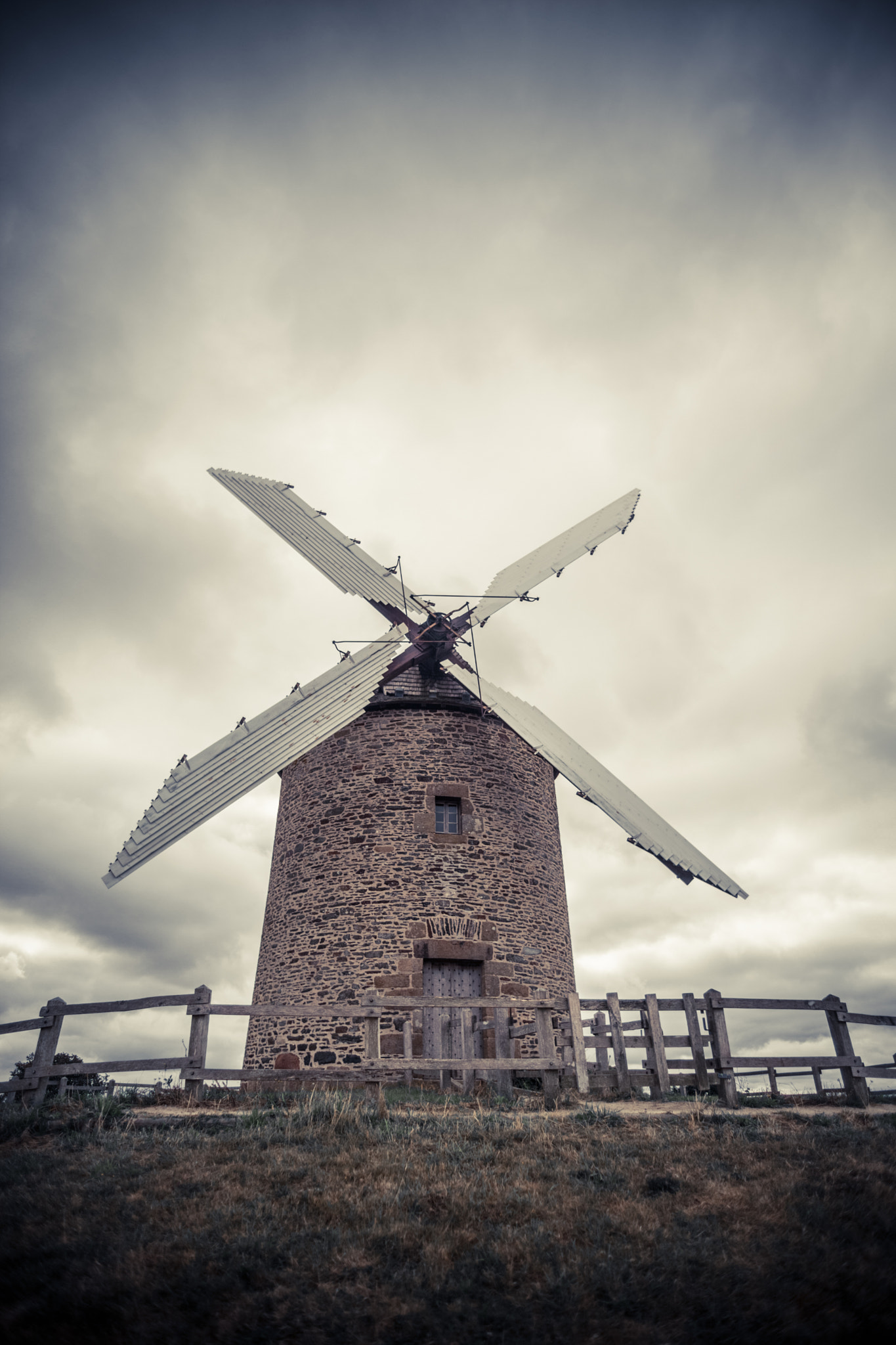 Canon EF 20-35mm f/2.8L sample photo. Old wind mill photography