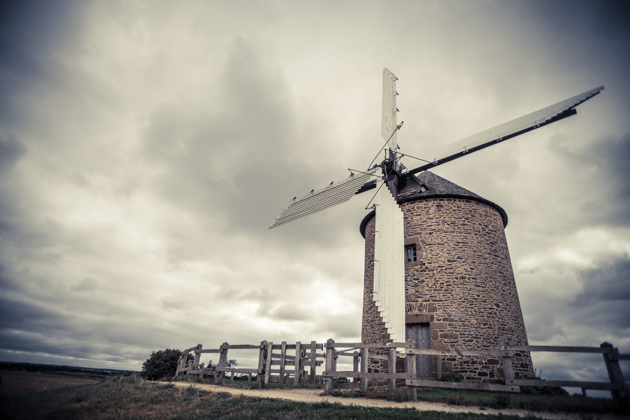 Canon EF 20-35mm f/2.8L sample photo. Old wind mill photography