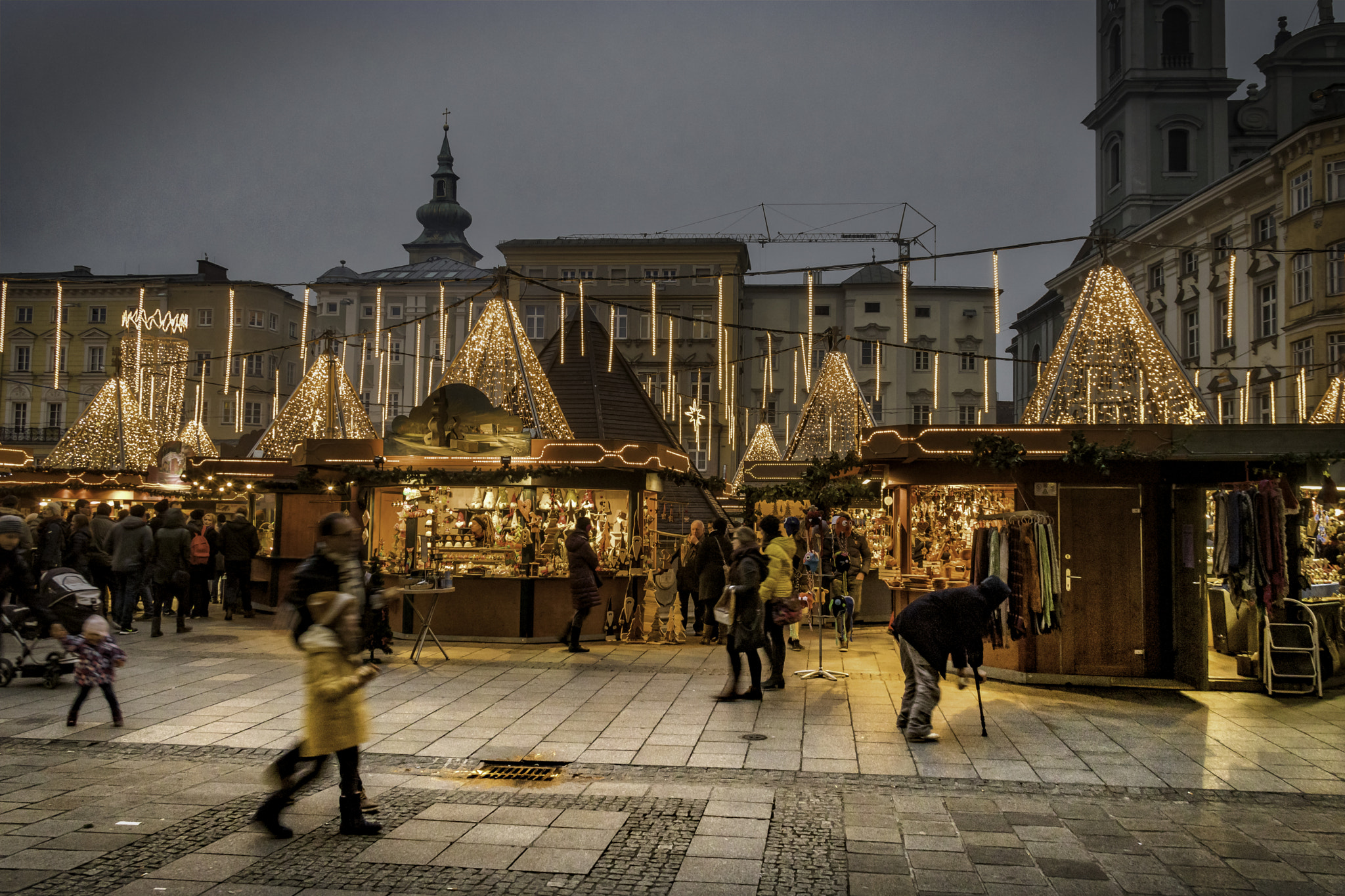 Canon EOS 750D (EOS Rebel T6i / EOS Kiss X8i) sample photo. Christmas shopping linz photography