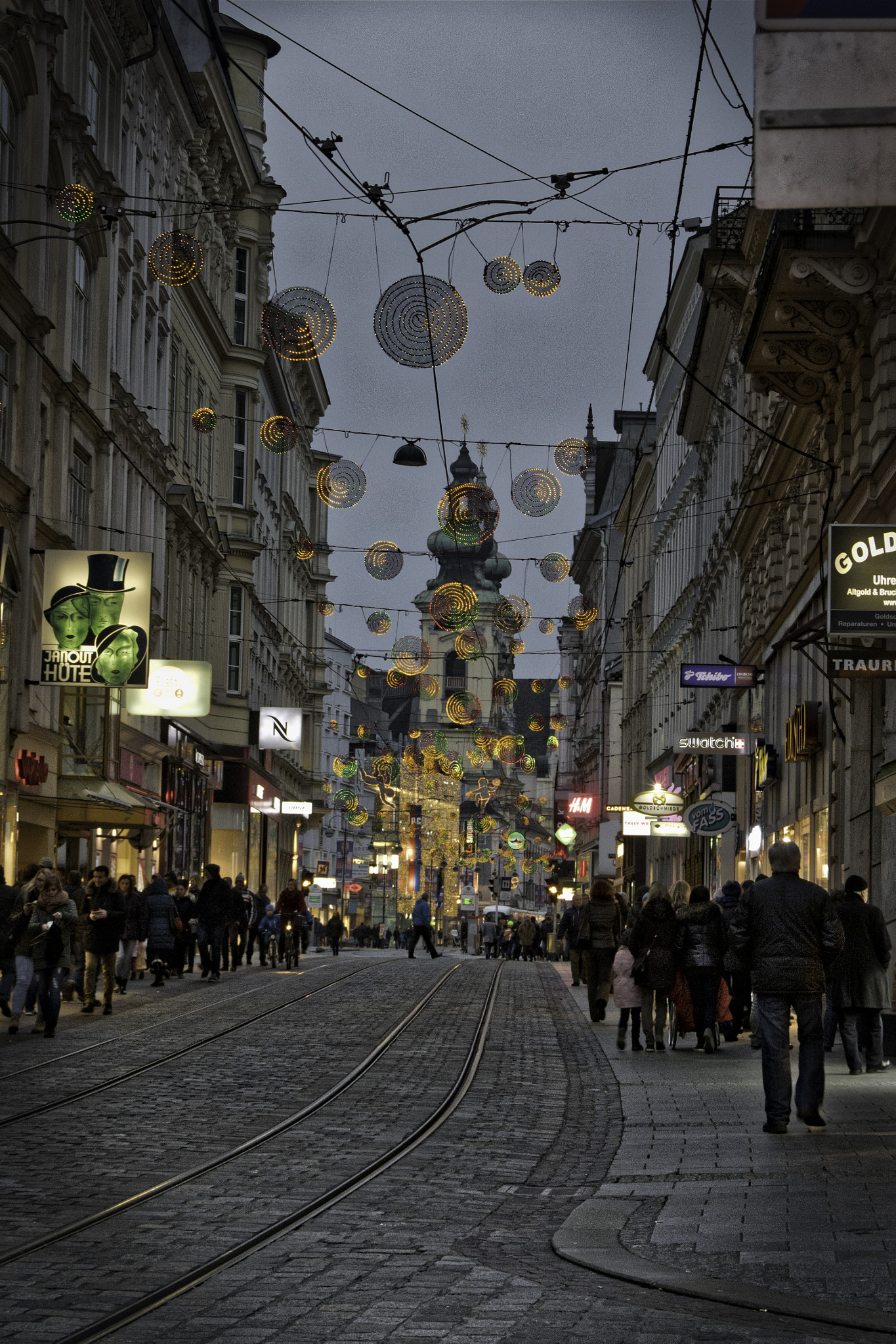 Canon EOS 750D (EOS Rebel T6i / EOS Kiss X8i) sample photo. Christmas shopping linz photography