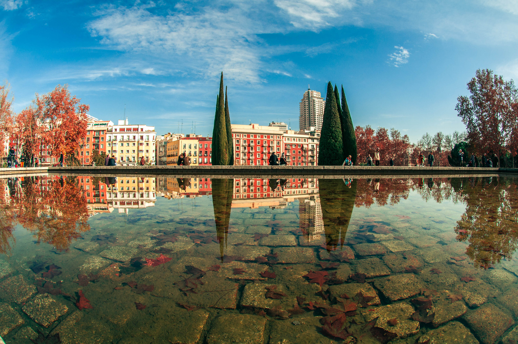 Nikon AF DX Fisheye-Nikkor 10.5mm F2.8G ED sample photo. Madrid reflejos photography