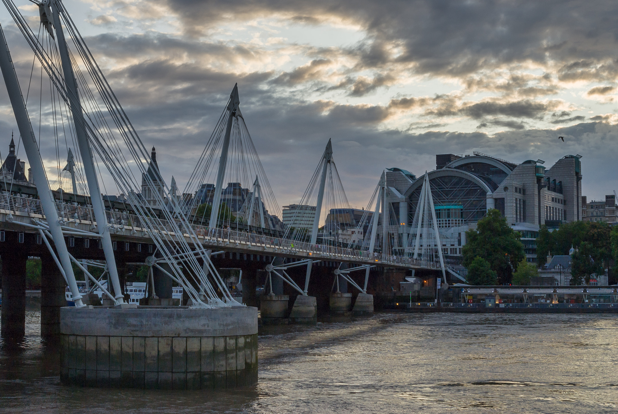 Sony Alpha DSLR-A300 + 35-70mm F4 sample photo. Golden jubillee bridge photography