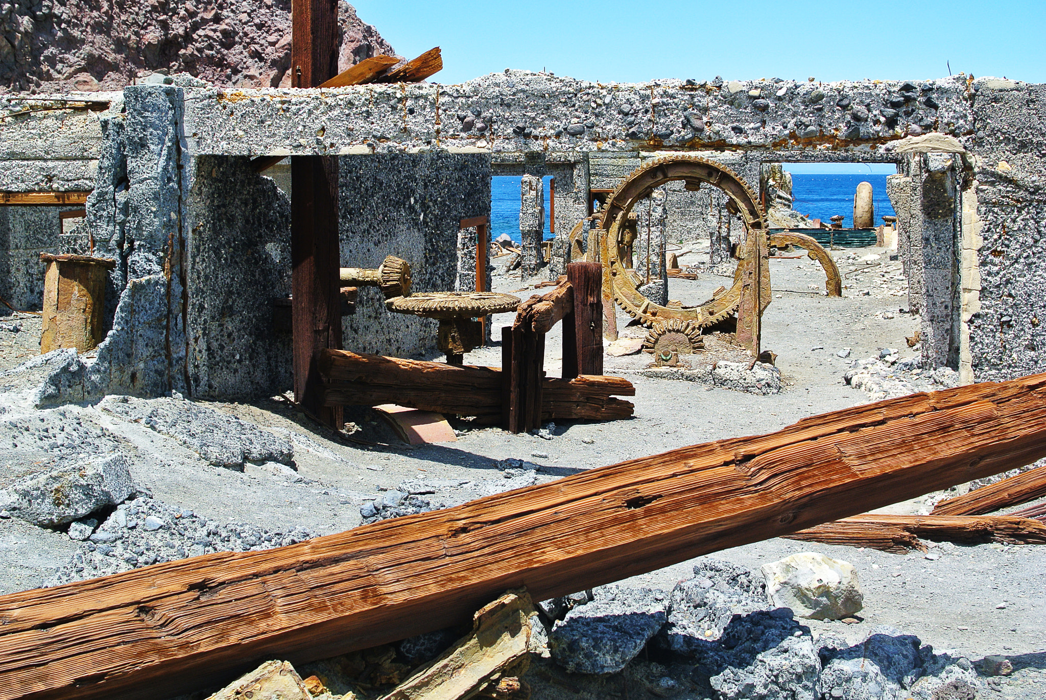 Nikon 1 V1 + Nikon 1 Nikkor 18.5mm F1.8 sample photo. White island - new zealand - ruins of the sulfure mine photography