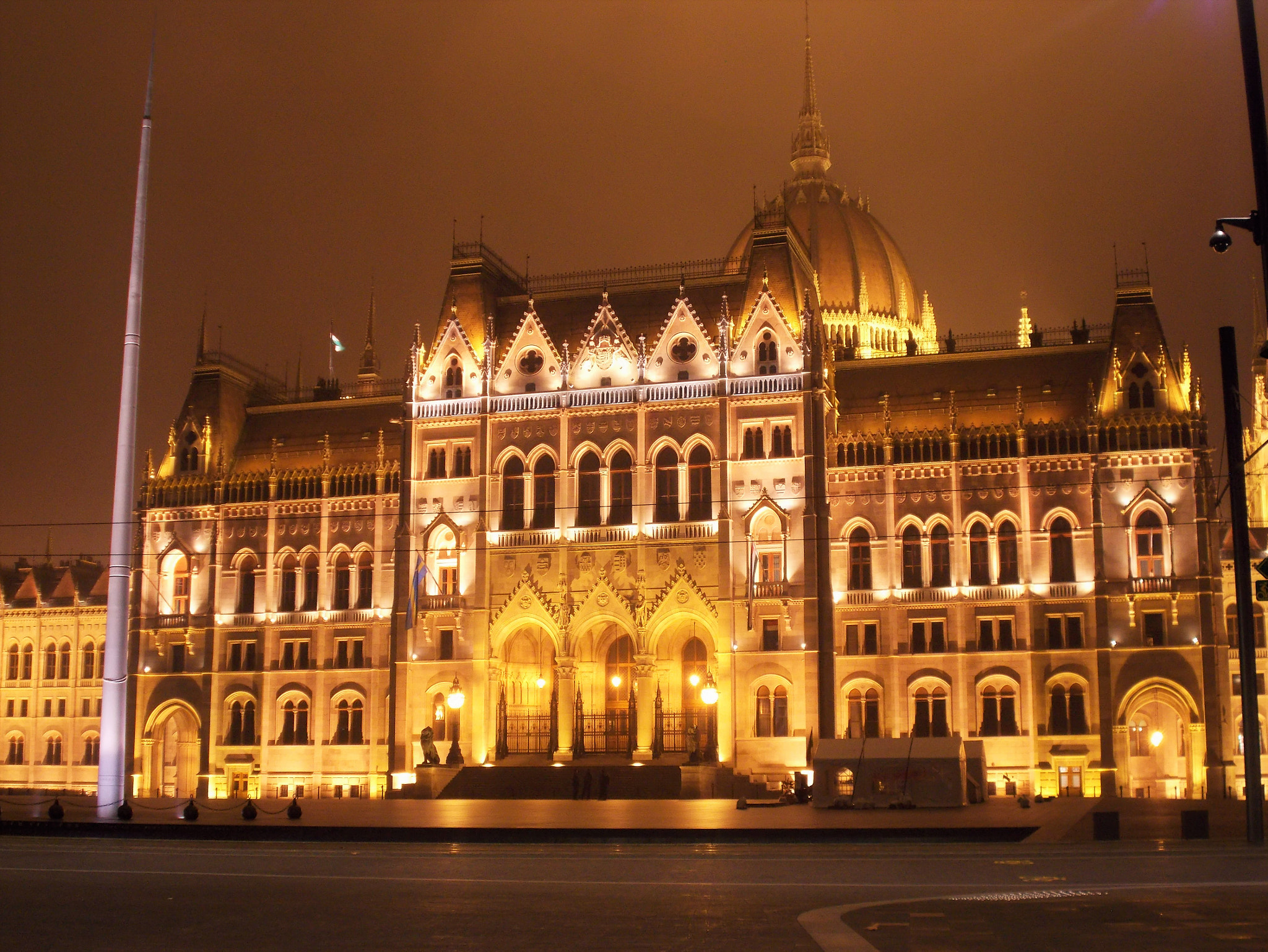 Nikon Coolpix L26 sample photo. El parlamento de budapest photography